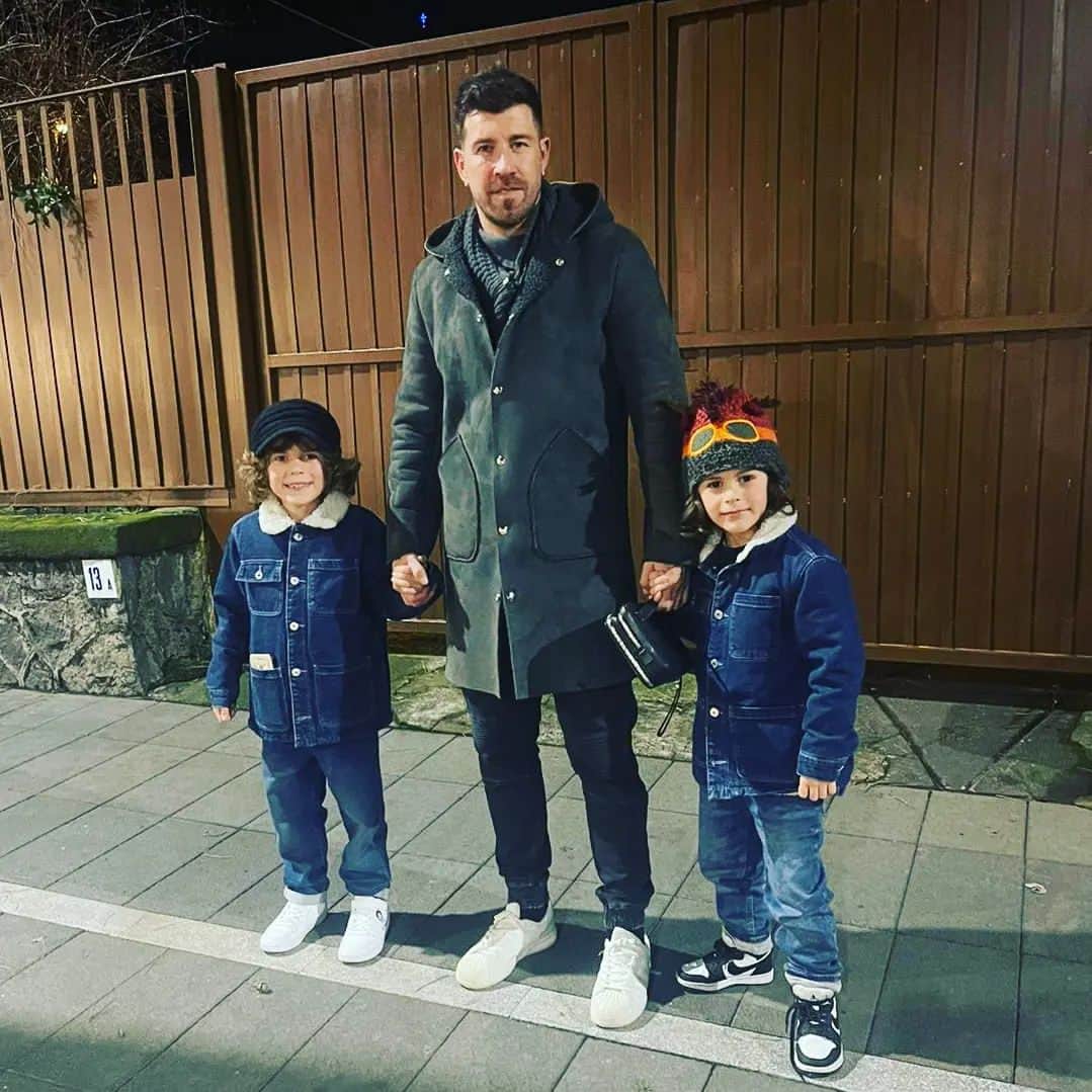 マリアーノ・イスコのインスタグラム：「Con ellos 💙 #tomas #santiago #mivida」