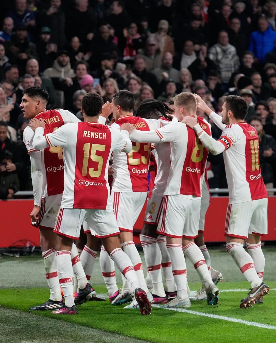 ヨニー・ハイティンハのインスタグラム：「Great second half from the team! We kept fighting and got the three points. I want to thank all the fans for their support today! Proud to manage my first home game in the @johancruijffarena. Now we move on to Thursday. Another important match. Hope to see you then! ❌❌❌」