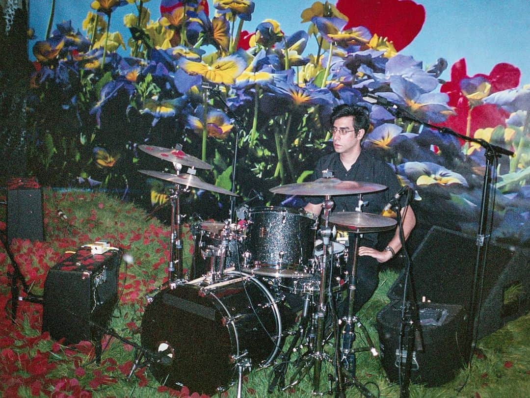 ヤー・ヤー・ヤーズさんのインスタグラム写真 - (ヤー・ヤー・ヤーズInstagram)「Drumroll please 🥁🥁🥁  It’s @brianchase123’s bday!!! May it be a dessert first kind of day 🎉🎂❤️  📷 @little_vampire」2月13日 4時54分 - yeahyeahyeahs