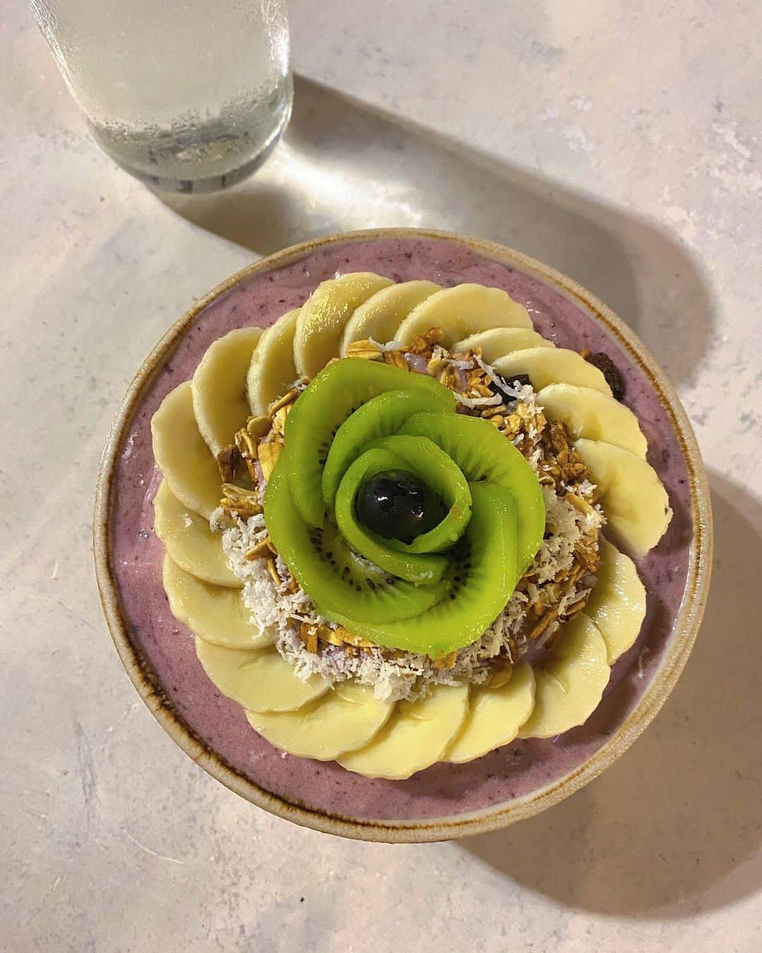 渋谷ゆりのインスタグラム：「You are what you eat. 吃什麼就像什麼。 我的身材應該從美容蛋白粉(@justnumber_official )和水果和沙拉製成的🤣  My body is made from beauty protein (@justnumber_official ),fruits and salads lol  人は食べたもので出来てる。私はプロテイン(@justnumber_official )と果物とサラダで出来てる…🤣  #スムージー #アサイーボウル #サラダ #healthylifestyle #pescatarian #ペスカタリアン #プロテイン #ヴィーガン #カフェ #ダイエット #ボディメイク #vegan #vegancafe #organic #organiccafe #diet  #tokyo #workout #有機茶寮 #減肥 #健身 #筋トレ女子 #フィットネス女子 #くびれ #くびれ作り #健身 #健身女孩 #protein #蛋白粉」