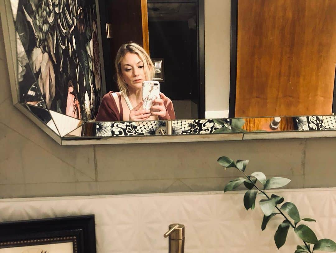 エミリー・キニーさんのインスタグラム写真 - (エミリー・キニーInstagram)「💫 bathroom selfie in Nashville」2月13日 5時07分 - emmykinney