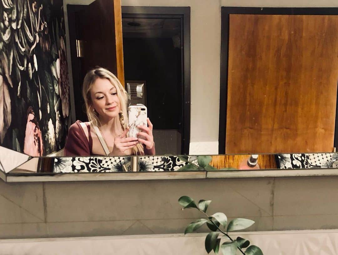 エミリー・キニーさんのインスタグラム写真 - (エミリー・キニーInstagram)「💫 bathroom selfie in Nashville」2月13日 5時07分 - emmykinney