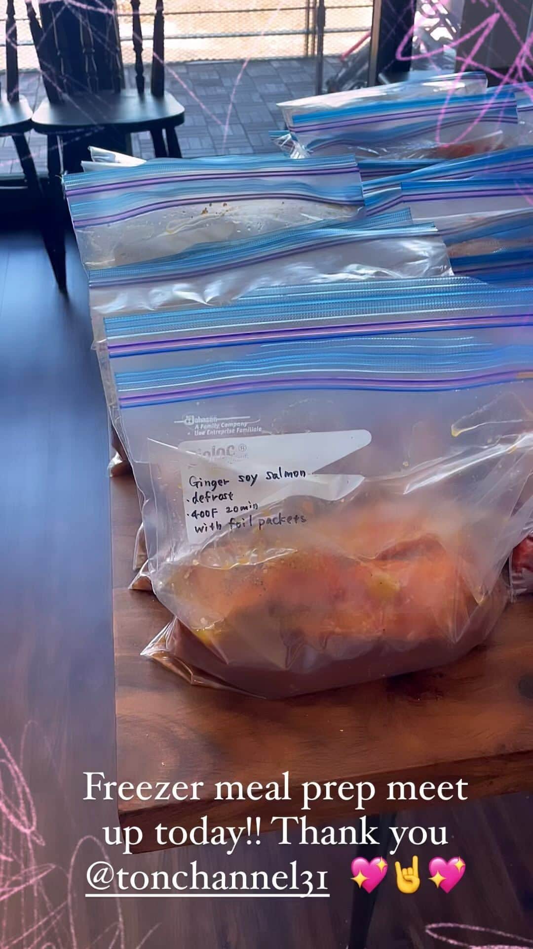 OLIVIAのインスタグラム：「Once a month I’ve joined in a group of awesome women to make 6 freezer prep meals together. It’s so wonderful because while making these meals that save us lots of time during the week, we also get to chat and connect with one another. 💖 Such a lovely way to spend a Sunday morning!! 🌈🌻💕🌈💘💖 Thanks to these amazing women=> @tonchannel31  and @maribel_wallace 💕💕💕」