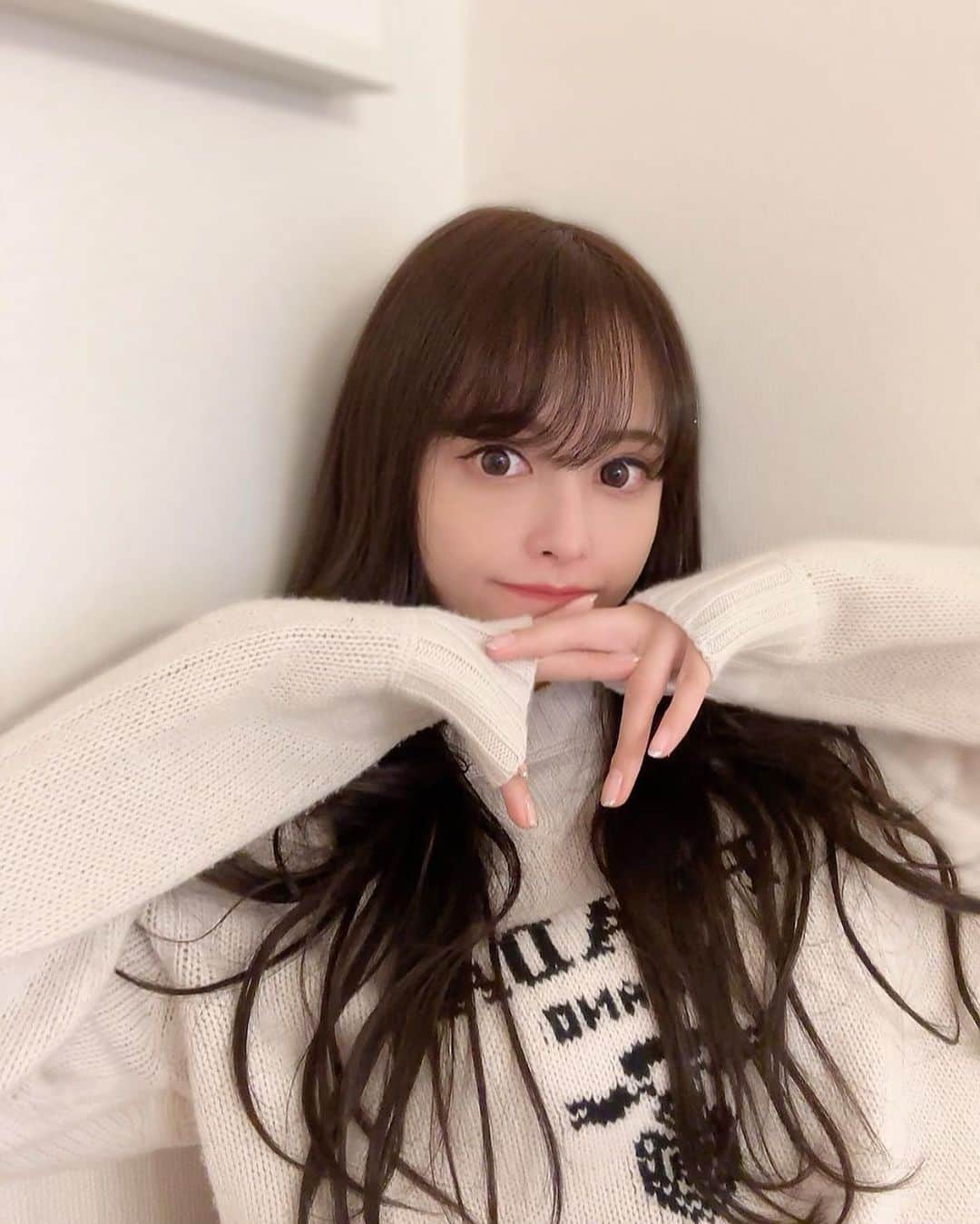 ririのインスタグラム：「久々にマツエク黒❗️❗️❗️  気づいてる人多いと思いますが 最近ナチュラルにハマってたから マツパかマツエクブラウンだったけど、撮影もあったから🤭 久々パッキリ仕上げてもらいました💚💚💚  @aries_ebisu ✅ いつもありがとうございます👁  #love #マツエク」