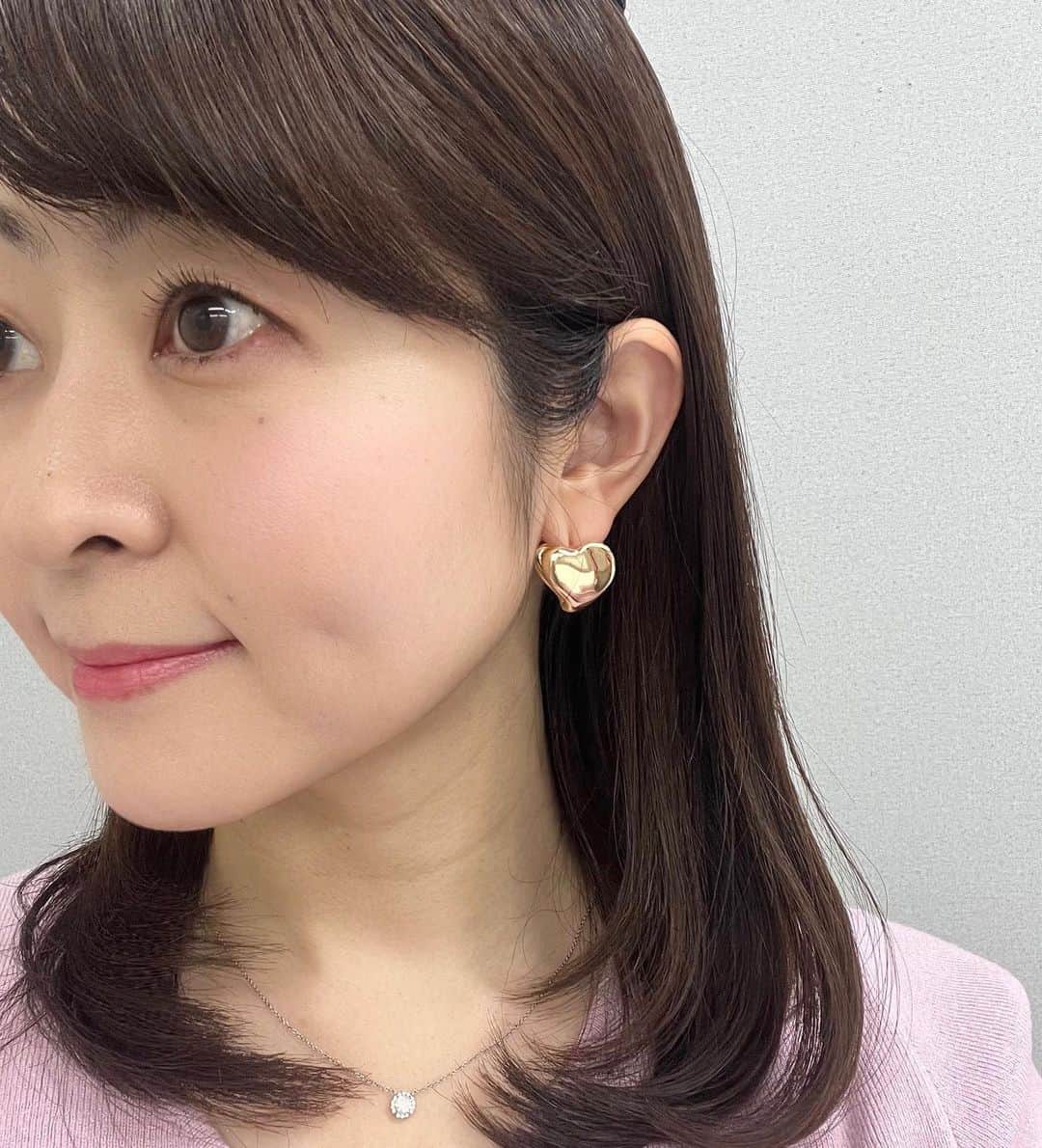 多胡安那のインスタグラム：「今週はバレンタインウィークなので、ハートを身につけています。  #気象予報士 #バレンタイン #ハートピアス #宝石鑑定アドバイザー」