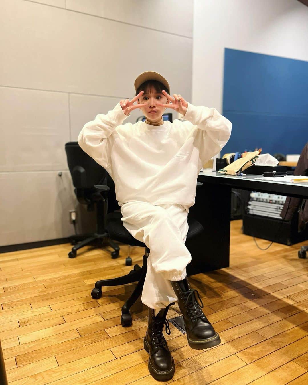 fumikaのインスタグラム：「⁡ この前のレコーディングの時📸 ⁡ どんな顔していいかわからんくて 変な顔になるの図 ⁡ 終わった後のサラダとピザ めっちゃ美味しかった🤤🍕 ⁡  #リリース楽しみ #髪は全て帽子の中 #cap #newera」