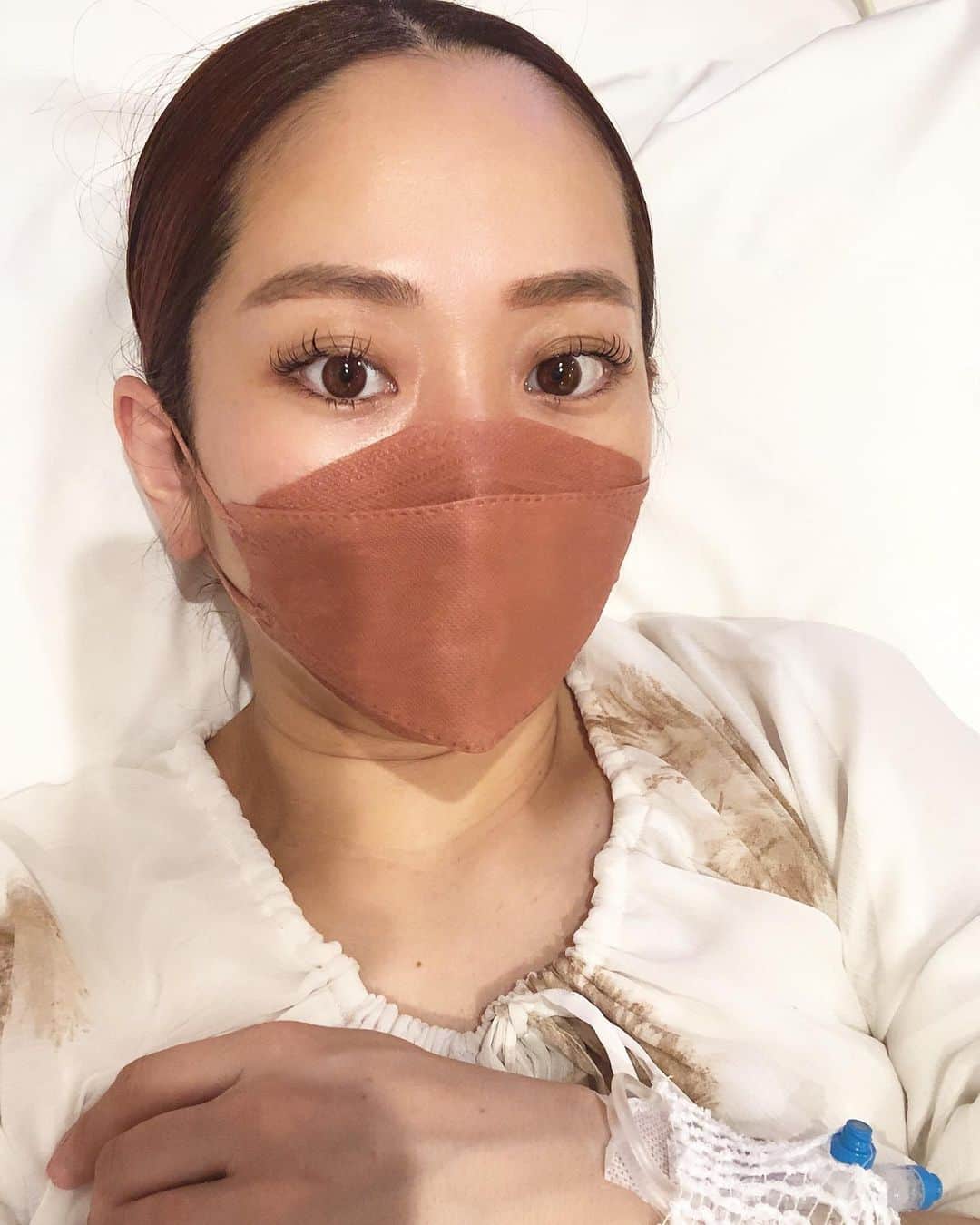 那須久美子のインスタグラム：「本日より入院しました✨  無痛分娩は初めてなので、何やらわからずドキドキ、、、、💦  今から背中にカテーテルを入れて、明日の無痛分娩出産への準備です💦  2月14日、明日はバレンタインデー❤️  明日朝から促進剤を入れて頑張ります❗️  今回は長女の出産時とは違い、子宮口も柔らかくなってくれていたので、もう3センチ開いてると聞いてホッとしてます💦 (10センチまで開かないと赤ちゃんは産まれないのです。)  子宮頸管も、先週5センチから1.5センチまで下がってきてくれていて、  昨日の汗だくで遊び回り、仕上げの枕投げが効いたかなーと😂💦  (華の時は予定日1週間以上過ぎても、子宮口0センチ、子宮頸管4センチにより、ラミネリアにバルーンに促進剤にと全部乗せの自然分娩だったから辛過ぎました💦)  しかも、明日火曜日だから、美容師・夫も立ち会えるのでよかったです💕  『あの奇跡にまた立ち会いたい！』 とパパは言ってたけど、前回の出産記憶から振り返ると、ギャグみたいな事がいっぱいあったから、立ち会い出産は私的には五分五分ですが、優しいパパなので娘と2人時間も楽しく過ごしてくれそうで頼りになります💕  バレンタインボーイ❤️  に期待しつつ、  今日はゆっくり寝れる最後の日なので、  少し仕事しつつ(笑)、穏やかに過ごしたいと思います✨  #出産前日　#第二子 #バレンタインベイビー #無痛分娩」