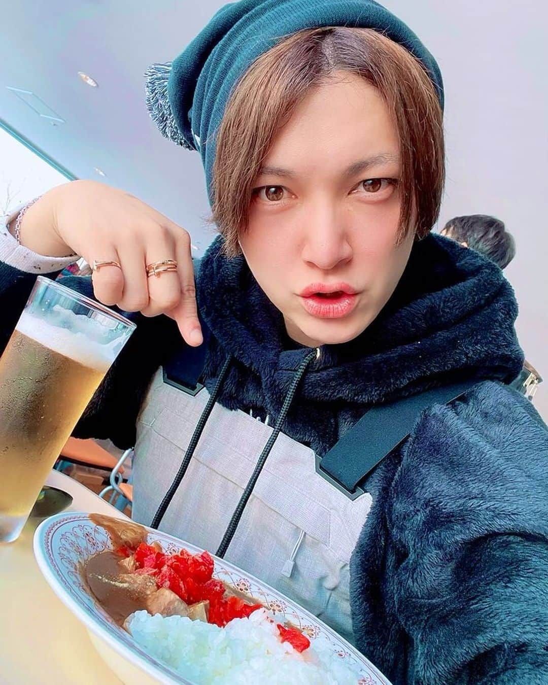 のインスタグラム：「2023年初スノーボード😊❤️ニット帽と手袋を朝五時まで探しても見つからず二時間しか眠れないまま出発🤣🌈久々に滑ったケド楽しかったなぁ😻❣️そしてPocochaではスノボ配信も禁止に😭❣️ルールは必ず遵守するけど残念🥺💔2023年はカレー食べるだけ配信になりました🙊🍛#ポコチャ #Pococha #スノーボード」