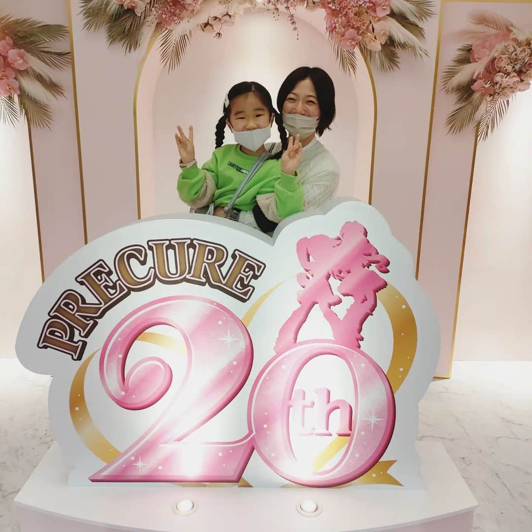 石井寛子のインスタグラム：「女の子だって暴れたい！  プリキュア好きのお友達と 全プリキュア展いってきました🎵  「プリキュア展行った？」 「行ってない」 「それじゃ一緒に行かない？」 とんとん拍子で決まり 2日後にサンシャインに集結(笑)  20周年ということで 20作品のメモリーブースに 原画ギャラリー 等身大フィギュアも勢ぞろいで  娘の成長には 常にプリキュアがいて 当時のキャラを見ると懐かしさでいっぱい✨ 母娘共に大興奮でした😍  全シリーズの変身シーンを浴びれる シアターコーナーは 小学生以下優先エリアがあって こどもに優しい導線、ありがたかったです🎵  大人気の #全プリキュア展 プリキュア好きは、必見です！！❤  #全プリキュア展　#プリキュア #推し活　#布教活動 #池袋サンシャインシティ  #こどもとおでかけ」