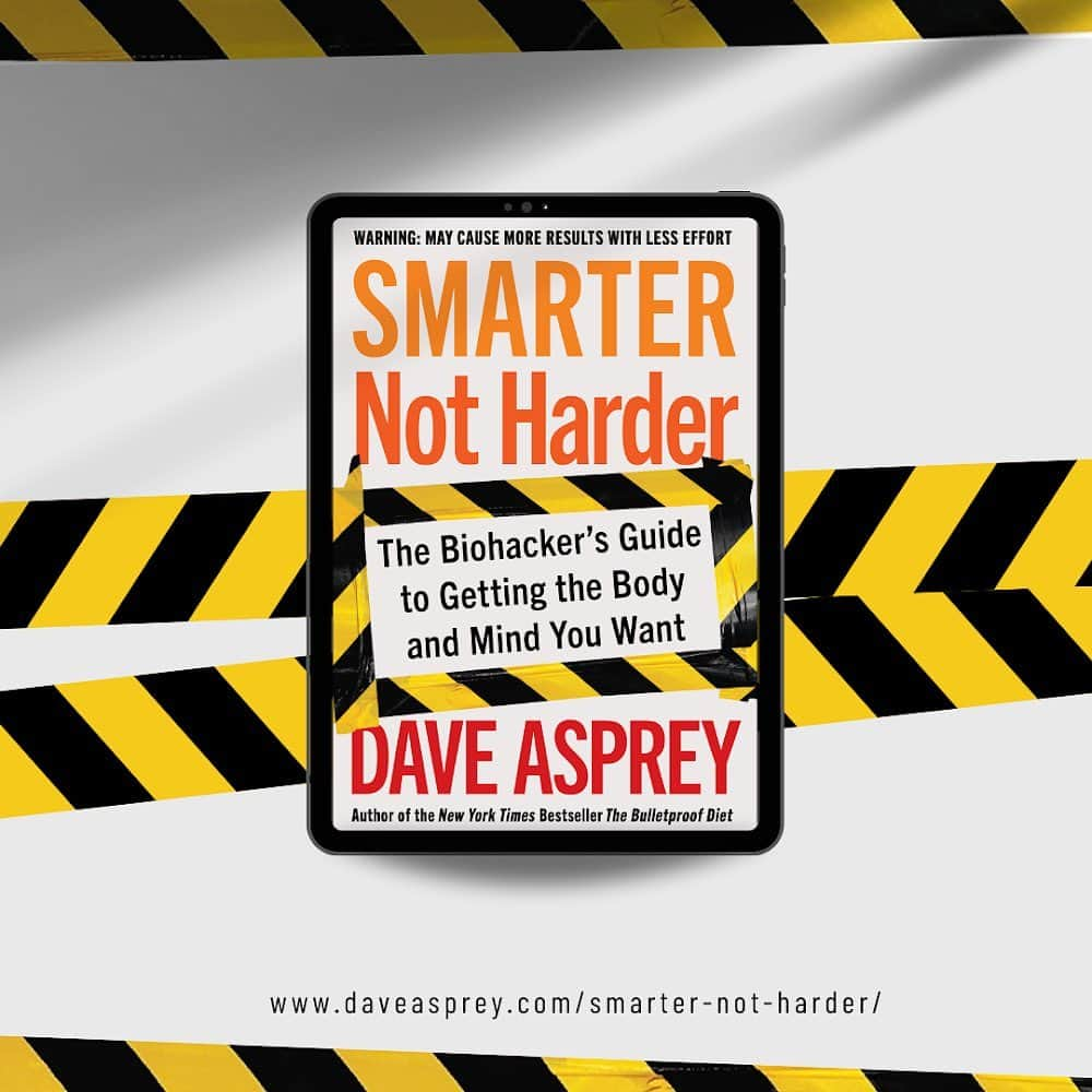 デイヴ・アスプリーさんのインスタグラム写真 - (デイヴ・アスプリーInstagram)「The key to achieving peak wellness isn’t about doing more - it’s about doing less. No cell in your body wants to use any more energy or resources than the absolute minimum necessary. In fact, you can exercise more effectively with less time and eat smarter just by simply getting rid of anti-nutrients from your diet. You are ultimately making the body’s built-in laziness work for you.   The laziness principle outlined in my newest book Smarter Not Harder allows you to radically reshape your body and mind without wasting time. The standard approach of pushing yourself really hard for as long as possible actually sets you up in opposition to your built-in laziness. Instead of working harder, you want to work smarter.  There are many super simple and effective hacks in the book, and I will be sharing some of them here in the coming weeks. So stay tuned for time-efficient, cost-effective #SmarterNotHarder hacks to increase your energy and optimize your biology!」2月13日 7時15分 - dave.asprey