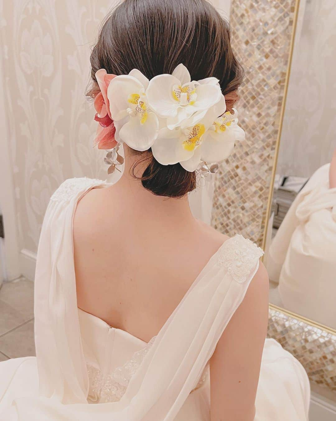 Yukari Ogayaのインスタグラム：「𝐻𝑎𝑤𝑎𝑖𝑖 𝑤𝑒𝑑𝑑𝑖𝑛𝑔 2023 ．．． 3 different types of hairstyles a bride! . 3パターンのヘアチェンジ🫧✨ 挙式は胡蝶蘭たくさんつけた🌸 ハワイのロケーション撮影では、 撮影箇所によってヘアチェンジすると 日本で見返したときに楽しいよ🙆🏼‍♀️ . 𝐻𝑎𝑖𝑟 𝑎𝑛𝑑 𝑚𝑎𝑘𝑒𝑢𝑝 𝑏𝑦 @yukariogaya  . . . #2023 #bridehairstyle  #destinationwedding  #hawaiiwedding #wedding  #weddinginspiration  #hairarrangement  #updo  #ハワイウェディング  #花嫁ヘアスタイル  #結婚式準備 #ハワイヘアメイク #ヘアメイク持ち込み #挙式ヘア #結婚式ヘアメイク #ロケーション撮影 #ヘアチェンジ #ウェディングヘアメイク #ハワイ挙式 #海外ウェディング」