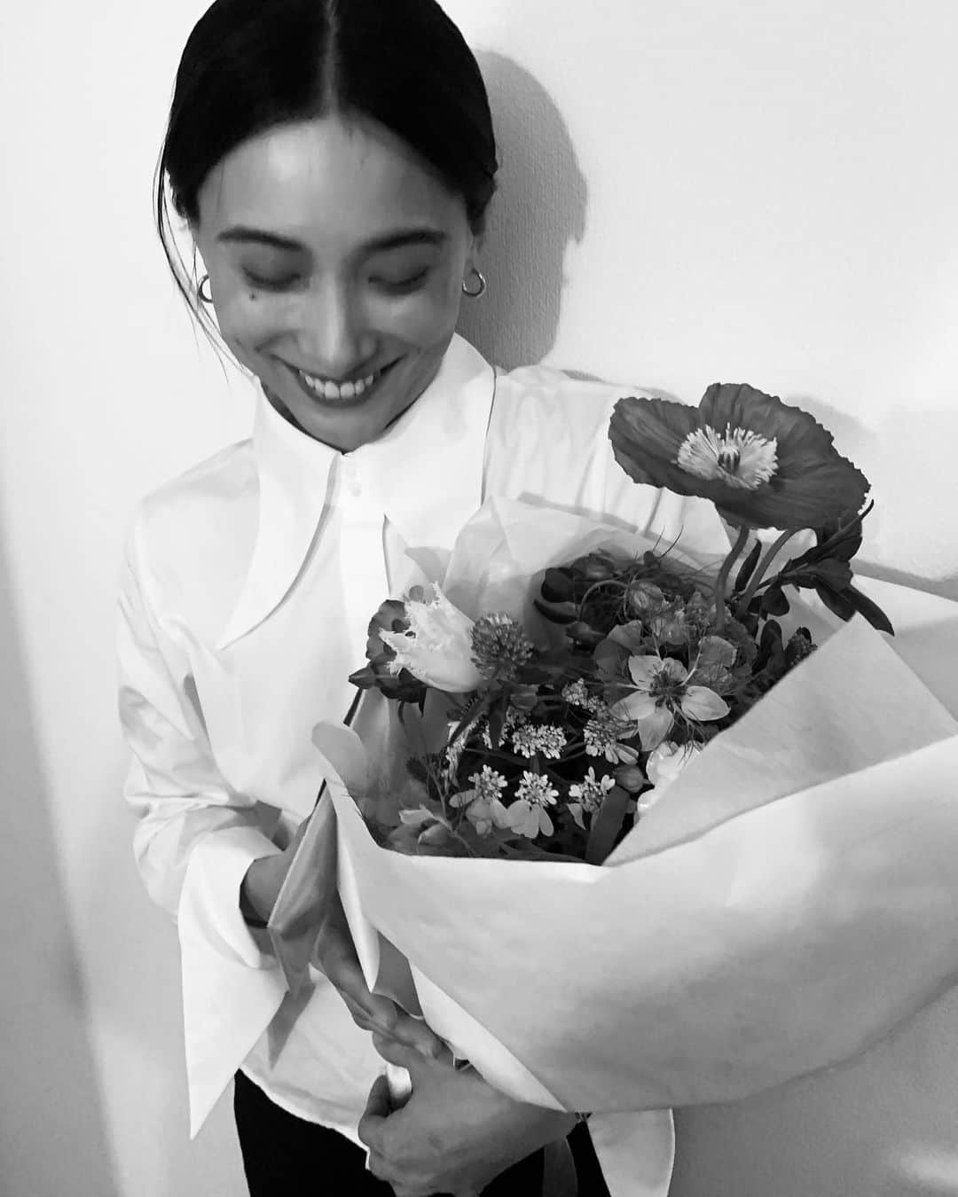 小濱なつきのインスタグラム：「Happy Birthday to me🌼  2023.2.12  週末にお祝いをしてもらいました。 娘と一緒にケーキを作っているとたくさんのプレゼントが届きました✨✨✨  素敵なお花は、 @magazinelee  @leemarche の皆さんから。 優しく温かいメッセージと共に受け取り幸せです。 ありがとうございます！ 届けてくれたお姉さんも可愛かったな。笑  歳は重ねますが、 年齢にとらわれず、いろんなことにチャレンジして楽しい人生にしたいと思います💫」