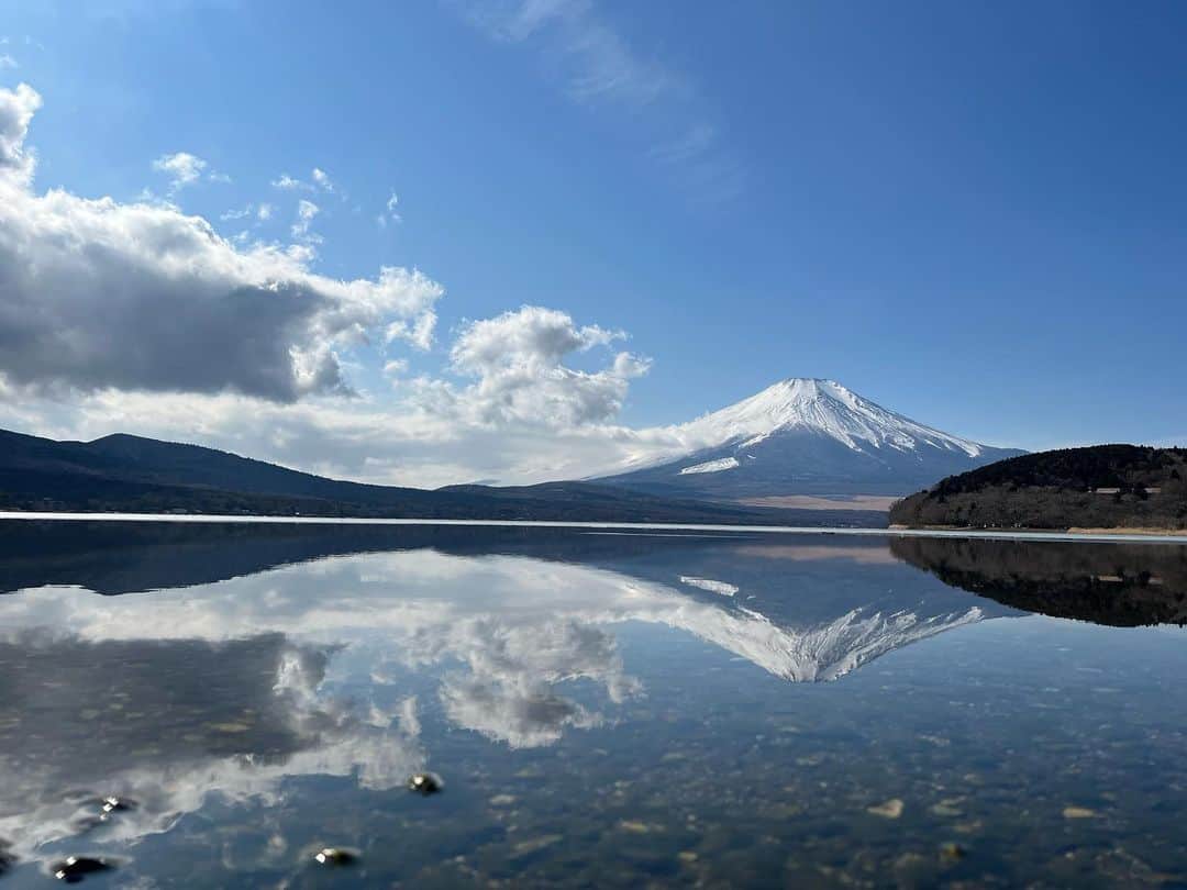 野村祐希さんのインスタグラム写真 - (野村祐希Instagram)「この前の撮影現場近くで撮れた富士山。 天気も良くて、風も全くなくて、湖面の氷もここだけ溶けてて、申し分ない状態で逆さ富士が見れました✨ この後すぐに風が吹いてきて湖面が揺れて見えなくなっちゃったから本当にタイミングがよかったみたいです。 最高でした。 パワーもらえた、気がした。 みんなにもパワーどぞ🙌笑  🗻  #君と世界が終わる日に  #きみせか #逆さ富士 #山中湖」2月13日 7時52分 - yuknmr