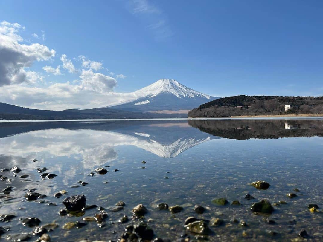 野村祐希のインスタグラム：「この前の撮影現場近くで撮れた富士山。 天気も良くて、風も全くなくて、湖面の氷もここだけ溶けてて、申し分ない状態で逆さ富士が見れました✨ この後すぐに風が吹いてきて湖面が揺れて見えなくなっちゃったから本当にタイミングがよかったみたいです。 最高でした。 パワーもらえた、気がした。 みんなにもパワーどぞ🙌笑  🗻  #君と世界が終わる日に  #きみせか #逆さ富士 #山中湖」