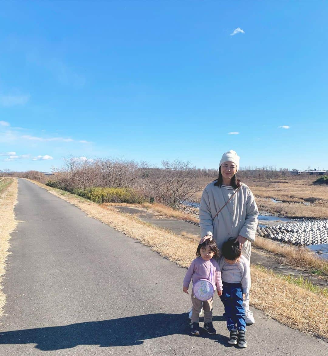 砂賀美希さんのインスタグラム写真 - (砂賀美希Instagram)「【子育てコラム更新👦New Year’s Resolution と子どもへの怒り、その後】 @hongkonglei_official   立春を経てようやくお正月間から抜け出たわたし 1月は元旦と旧正月があって2度、よしっ！って思えるので自分的には身が引き締まったり。  みなさんは今年の目標何か決めましたか？  わたしは漢字一文字で「信」 自分や子どもの可能性をもっともっと信じてあげたいと思い、この漢字にしてみました。  というのも前々回のコラム 『第24回 子どもの姿は幼い頃の私。アダルトチルドレンから私を救う』 にさまざまな感想をいただきました。 https://hongkonglei.com/kosodate_miki24/   そうかわたしだけではなかったんだなぁと 書いた本人が１番ホッとしています。   その後の子どもたちとの付き合い方ですが…… 正直まだまだわたしの怒りがコントロールできないときも多く もどかしい日々を送っているのが正直なところ。   ただ、少しずつですが 自分がアダルトチルドレンだったことを知り 幼少期の自分の心境を 大人になった私が客観的に感じ取れるようになってから 我が子への対応に変化の兆しがあったことを書いてみました。  子どもを育てる、いやいや わたしを育ててくれてありがとう。 子どもたちにはそんな気持ちでいたいのですが… やっぱりムキー！な母ちゃんの日々です。  それでも今年は、、、 信じる！と決めた自分を信じてみようと。 堂々巡りですが笑　 結論、子供は宝！😂🙌 （コラムのリンクはプロフィール欄に貼ってあります📝）  #hongkonglei  #香港レイ #子育てコラム  #アダルトチルドレンの子育て  #怒らない子育て  #怒らない育児  #仏の心  #インナーチャイルド  #子どもにイライラ  #思うようにいかない  #私だけじゃない  #2児ママ  #子どもは宝  #子どもにありがとう」2月13日 7時53分 - kimiganasu