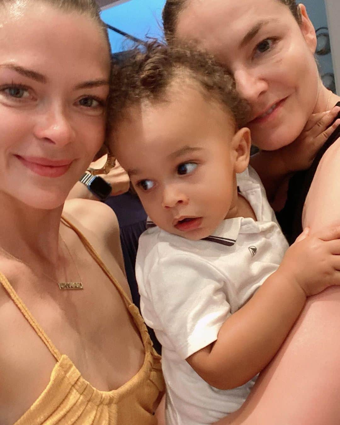 ジェイミー・キングのインスタグラム：「Love you Sissi. Missing the family 😍」