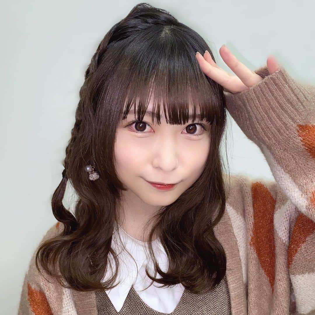 中澤莉佳子のインスタグラム：「カーディガン女子はお好きですか？  カーディガン→ @retrogirl_official ワンピース、靴→ @emsexcite アクセ→ @witchme.tokyo  2023/02/03 放送 #デカ盛りハンター  のお衣装 ̳ට ̫ ට ̳💖のりまき 可愛くていっぱい食べられるお洋服をいつもありがとうございます🥰  #デカ盛り #大食い #大食い女子」