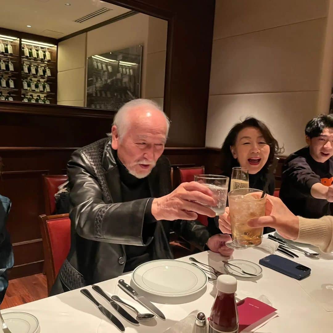 のインスタグラム：「村井の兄弟三人が揃ったのは何年ぶりだろう。 姪っ子家族も揃って、福岡公演の千秋楽を観に来てくれました。 村井の長兄は89才 すぐ上の兄は83才で 國夫は78才 現役で働いている三人、本当に素晴らしい❗ 揃った三兄弟を見て、私は泣けてきた、嬉しくて。 兄のお誕生日もサプライズで。 楽しい一夜を過ごすことができました。」