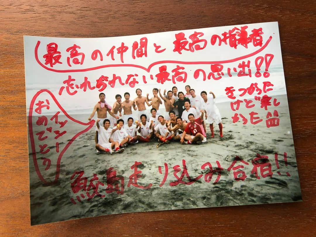 石原孝尚のインスタグラム：「【ご報告😊】  ご報告、遅くなりましたが、2023年2月より  Jリーグ、『湘南ベルマーレU15ガールズ』の監督をさせてもらっています。  【 選手、スタッフ、サポーター、関わるすべての人の『今と未来』を叶えられるチームに 】  僕は４年前、 株式会社Brilliant Future Consultingという会社を設立し、 代表取締役社長、Team Making Producerとして、 ・オンラインスクールのHappy First School, Happy First College, Happy First School for Kidsの代表 ・大学の客員教授 ・自治体の未来戦略アドバイザー ・企業さんのアドバイザー、講演、研修 なども行っています。  今回、『これらすべての仕事を続けながら、監督の仕事もお願いしたい』とクラブからお話をいただきました。  当然、片手間でやるようなことはしません！  その中で、 ① Jリーグクラブなどのアカデミーコーチの働き方の多様化 ② 育成年代の指導者がいろいろな業界につながっていることで、選手たちにサッカー以外の価値も提供できる ことなどを一緒に目指し、監督をさせてもらうことにしました。  僕にとっては『新しい挑戦』であり、『多様化の時代』に選手たち、一緒に働く仲間たちとしっかり向き合っていきたいと思っています。  日々、中学生の選手たちと関わる中で、  【 目の前の選手の未来（可能性）を、本人以上に信じる ！】  そんな指導者になりたいと強く感じています。  今、目の前にいる選手たちは全員、『本当に輝いて』見えます。  13歳や14歳の時に何かができてるって、できないよりは良いけど、全員の未来を信じたい、 そして、今の選手たちのサッカーに対する想い、今の『好き（楽しむ）』も叶えてあげたい。 そう思っています。  僕が名古屋グランパスエイトでキャプテンをやっている稲垣祥選手に出会ったのは彼が中学3年生でした。 彼はFC東京のジュニアユースでプレーしていましたが、帝京高校の練習に参加してくれました。  その時の印象は フィジカルもまだ弱く、走る時に首が後ろにおいていかれている感じで、 まだ「首が座っていませんでした笑」 （冗談です、これは本人にもいつも話していますが笑）  そんな彼がJリーグのベストイレブンに選ばれたり、Jリーグ公式戦100試合連続出場中です。 出逢ったころから、本当に努力のできる選手でした。  ローランドもそうですし、出逢った選手たちはサッカーだけでなく、いろいろなところで活躍して、今では僕がたくさん助けてもらっていたりします。  野球の杉谷拳士選手も今でも大活躍ですが、高校1年生からレギュラーで甲子園に出ていましたが、その時の3年生が僕が担任をしていた選手たちでした。  担任をしていた選手たちを日々、見ていて、彼らが、甲子園ではベスト８。 クラスでも野球部でも怒られ続けていた選手が甲子園で活躍する。 誰でも可能性があるんだって、彼らとの出逢いで信じることができています。  『2006年甲子園準々決勝　帝京対智弁和歌山⚾️』  智弁和歌山の試合では盛期の大逆転劇を演じて、負けました笑。  https://www.youtube.com/watch?v=dHnFVx-hmWU  ここに出てくる塩沢選手は僕が帝京で最初に担任をやったクラスの学級委員長、（次の担任クラスの学級委員長はグランパスの稲垣祥）、沼田も勝見も、野口も我妻も僕のクラスでした。  最後にマウンドに上がった岡野も僕のクラスでしたが、東京都大会も甲子園も一度も投げたことがないピッチャーでした。  『みんな、最初は何者でもなかった。』  そんな彼らとの関わりのおかげで、僕は今、目の前にいる選手たちの未来を信じることができるんだと思いました。  そして、 『今の実力で判断しない、全員が将来、輝いていく！』 と信じて関わり、指導をしています。  今までの指導者人生で 『一番、難しさ』を感じています。  『チームの勝利』だけなら、その時の優劣をつけて、『今持っているものを発揮しやすい戦術』を考えればいい。 でも、与えられた環境（練習環境、試合環境）で関わっている選手、全員の『今と未来』を大切にしようと思うと、僕はまだまだ「実力不足」です。  でも、そんな「実力不足」を感じることができる機会をいただいたクラブに感謝しています。  【挑戦している人はいつも実力不足】  そう考えると、僕はいつも、「実力不足」な環境に飛び込んできた気がします。  みなさんから、これからも、たくさん学ばせてください。  今日も、いってきます！  TAKA」