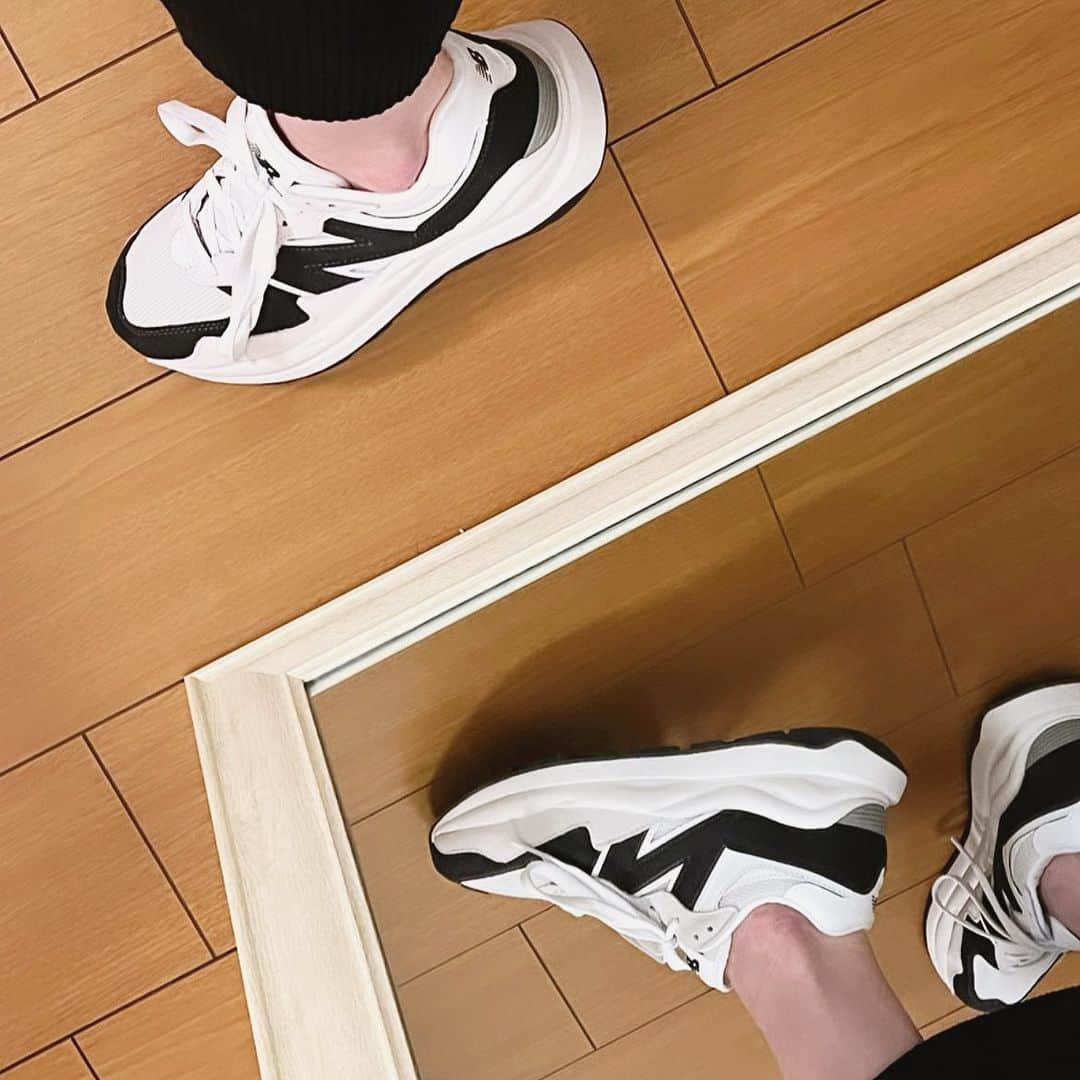 ayakoさんのインスタグラム写真 - (ayakoInstagram)「ダサカワ🤍🖤 春のモノトーンコーデの足元に👣🤍 ・ #newbalance#ニューバランス #足元倶楽部#あしもと倶楽部  #スニーカー #スニーカー女子」2月13日 9時53分 - aya.masayan