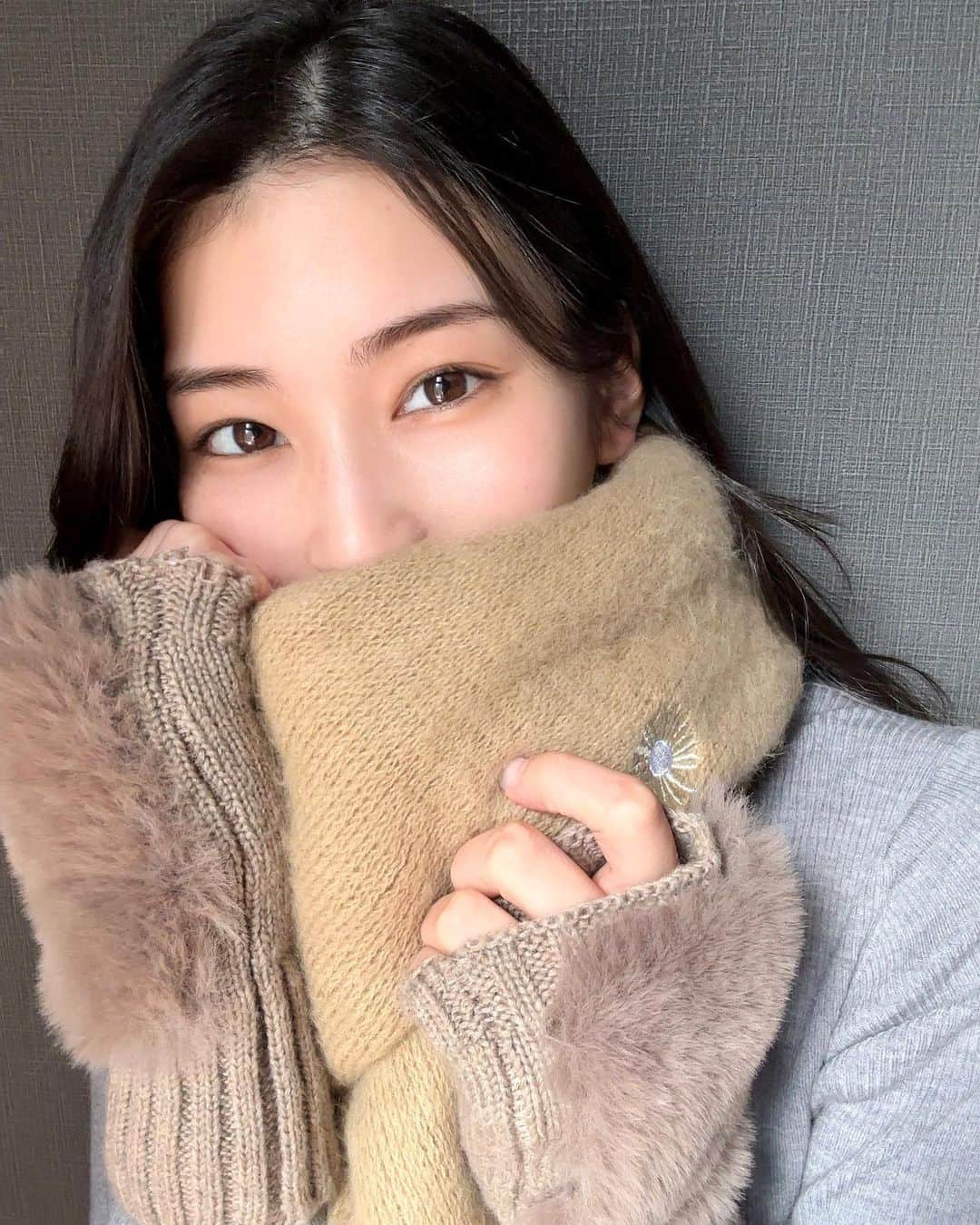 のインスタグラム：「⁡ ⁡ ⁡ JULIAさんとバレンタイン交換会。 ⁡ マフラーと手袋いただきました🫧 ⁡ ほんと優しくてすき。 こうゆう交換会もいいね。 ⁡ いつもありがとうございますJULIAさん🐻‍❄️🤍  #バレンタイン  #マフラーと手袋」