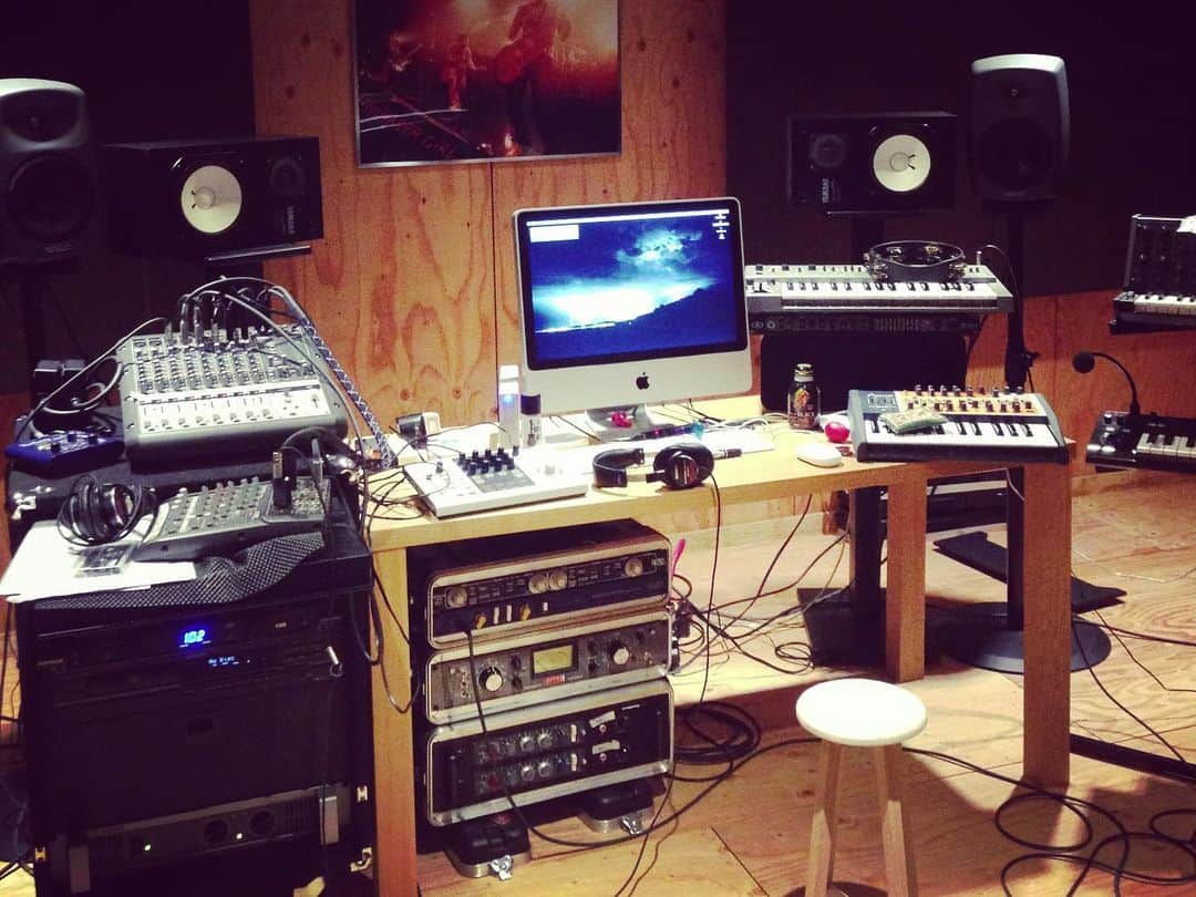 のインスタグラム：「2月12日で、Cold Brain Studioを作ってから10年が経ちました。あと5年くらいは同じ家賃で借りられるみたいなので、引き続き仲間たちと機材や機会をシェアしながら、面白いサウンドを作っていくつもりです。予算に困ったら、相談してください。駆け込み寺でもありますので。🤗  思い起こせば、Foo Fightersの606 Studioで録音したことが自分の転機になったと思います。LAからナッシュビルと、貴重な体験でした。これまで協力してくれた仲間たちにも感謝します。  #coldbrainstudio #asiankungfugeneration」