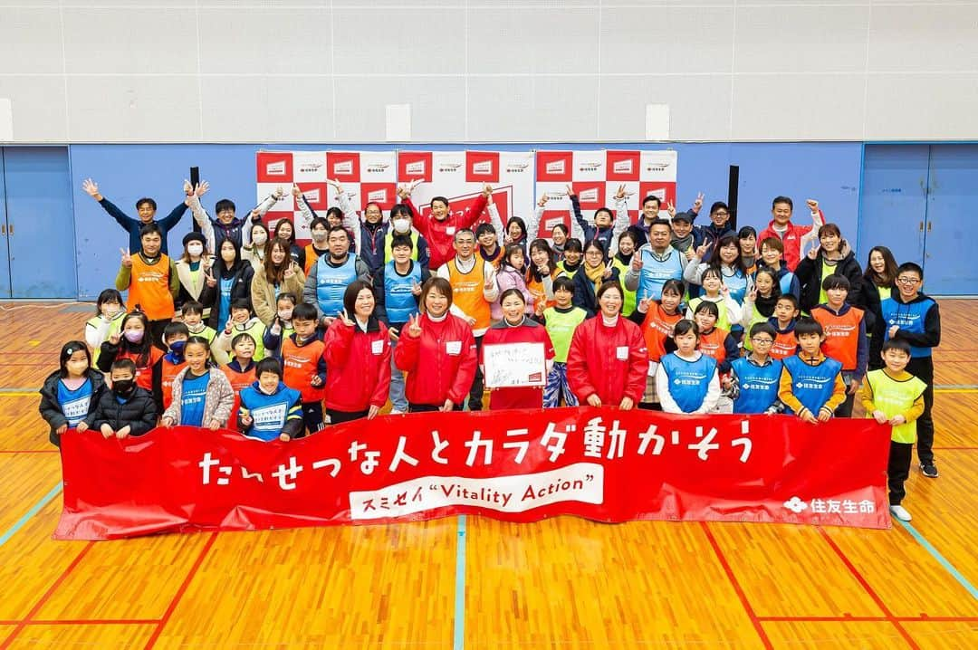 横峯さくらのインスタグラム：「住友生命様の親子スポーツイベント「スミセイＶｉｔａｌｉｔｙ－Ａｃｔｉｏｎ」に参加させて頂きました😊参加している皆さんと一緒にスナックゴルフができて楽しかったです✨身体を動かしてみようかな、ゴルフをやってみようかなというきっかけになったら嬉しいです⛳️  #住友生命 #住友生命vitality #親子 #親子イベント #ゴルフ #女子ゴルフ #女子ゴルファー #ママゴルファー #スナッグゴルフ」