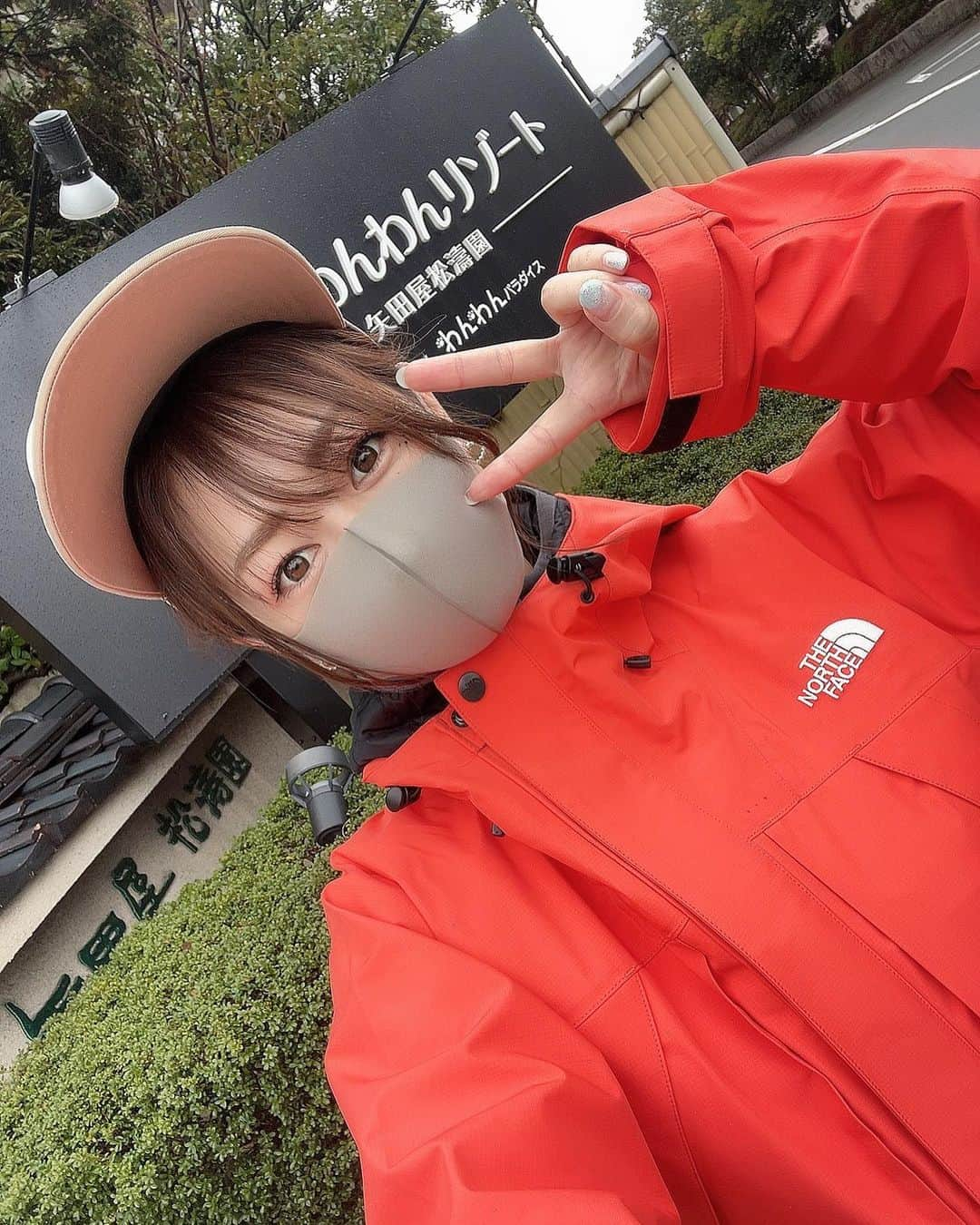 中村葵のインスタグラム：「新しいウエア✨ @thenorthfacejp  @thenorthface   小物やTシャツはあるけど、なんだかんだノースのゴアは持ってなかったので！  珍しく明るい色を選びました✨ オレンジ🧡  犬たちもなんちゃってノースフェイス笑  去年は写真集の撮影あって行けなかったから、今年こそちゃんと山登りたい。。  #thenorthface #ノースフェイス #ノースフェイスコーデ #ノースフェイス女子 #thenorthfacejacket #キャップ #犬とリンクコーデ ＃山登り#山登り好きな人と繋がりたい #登山#登山ウエア#goretex #山に行きたい #中村葵」