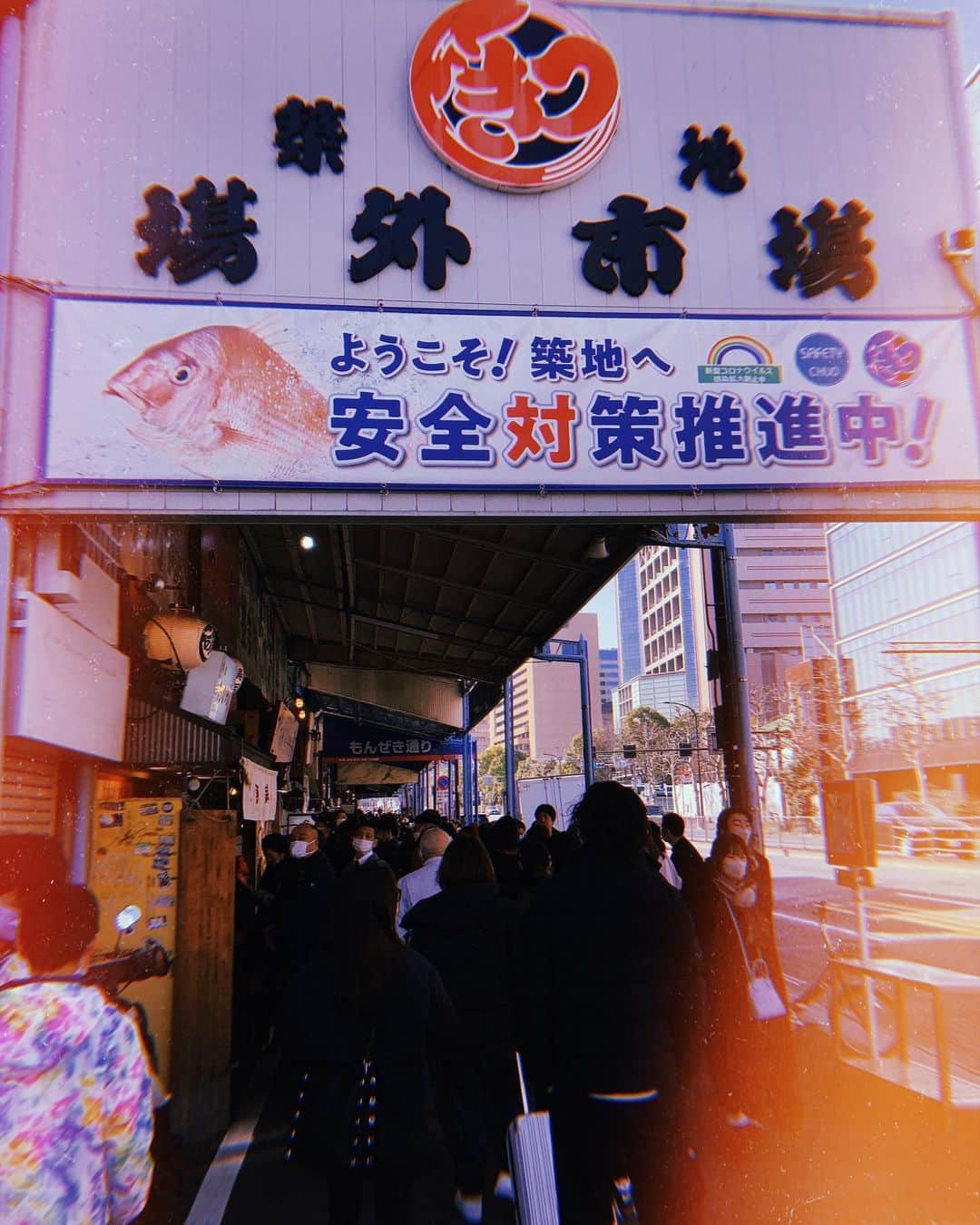 小森真理子さんのインスタグラム写真 - (小森真理子Instagram)「築地と月島をお散歩しました 東京にきて15年くらい経つのに何気に築地の卵焼き食べたの初めてでした🥚 下町は情緒あふれてて歩いてるだけで楽しい！  最近写ルンですと、アプリのHUJIで撮るのにハマり中なので また他の下町探訪いくの楽しみ◎ あと素敵な純喫茶にもいきたい🍮☕️ (毎日行きたい。住みたいくらい。なんなら開きたい。)」2月13日 11時41分 - mariko_hiki_komori