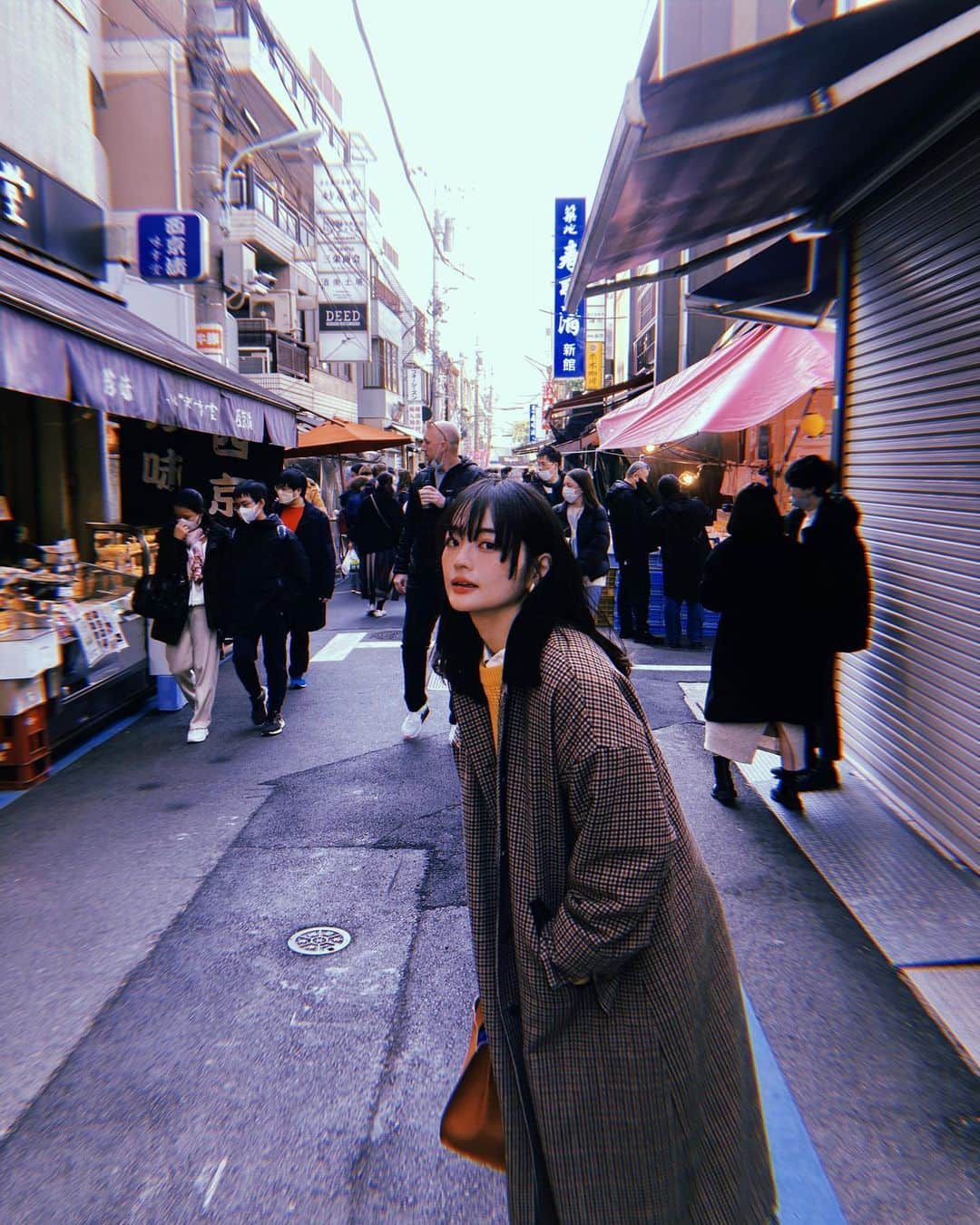 小森真理子のインスタグラム：「築地と月島をお散歩しました 東京にきて15年くらい経つのに何気に築地の卵焼き食べたの初めてでした🥚 下町は情緒あふれてて歩いてるだけで楽しい！  最近写ルンですと、アプリのHUJIで撮るのにハマり中なので また他の下町探訪いくの楽しみ◎ あと素敵な純喫茶にもいきたい🍮☕️ (毎日行きたい。住みたいくらい。なんなら開きたい。)」