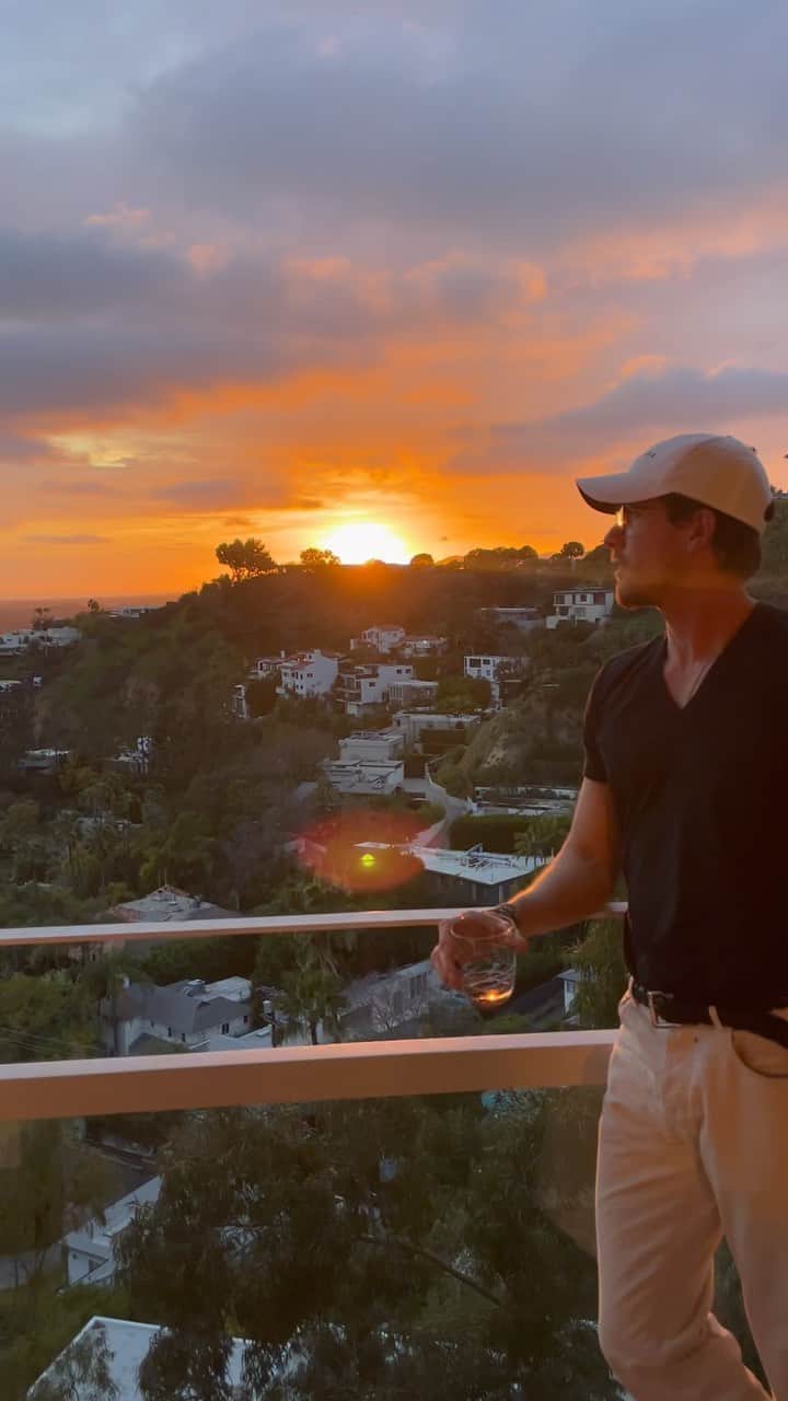 アダム・センのインスタグラム：「A lot of birds were eaten here. At the best view in the Bird Streets. 🐔🏡」