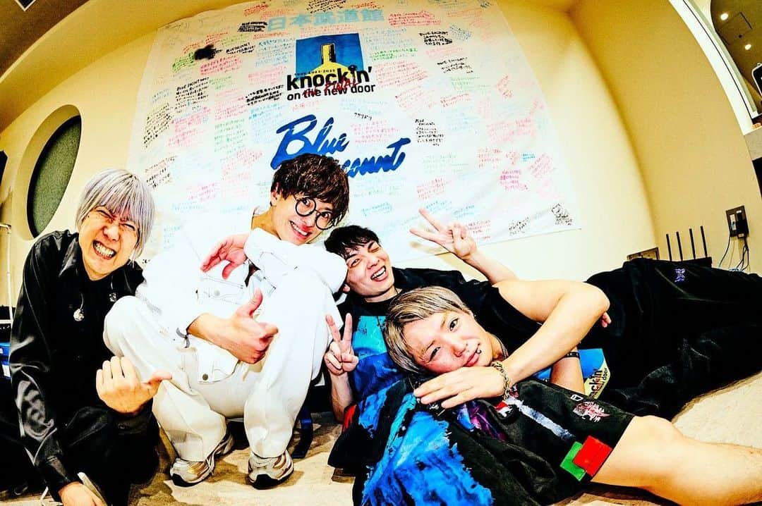 BLUE ENCOUNTのインスタグラム：「BLUE ENCOUNT  TOUR 2022-2023  ～knockin' on the new door～  THE FINAL  @日本武道館  Photo by. 1〜5 @hamanokazushi  6〜10 @yamada_mphoto」