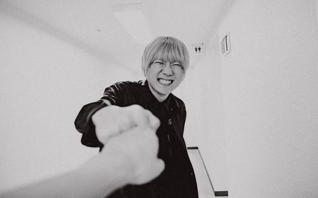 BLUE ENCOUNTさんのインスタグラム写真 - (BLUE ENCOUNTInstagram)「2023.02.11  BLUE ENCOUNT  TOUR 2022-2023  ～knockin' on the new door～  THE FINAL  @日本武道館  Photo by @yamada_mphoto」2月13日 11時58分 - blueencount_official