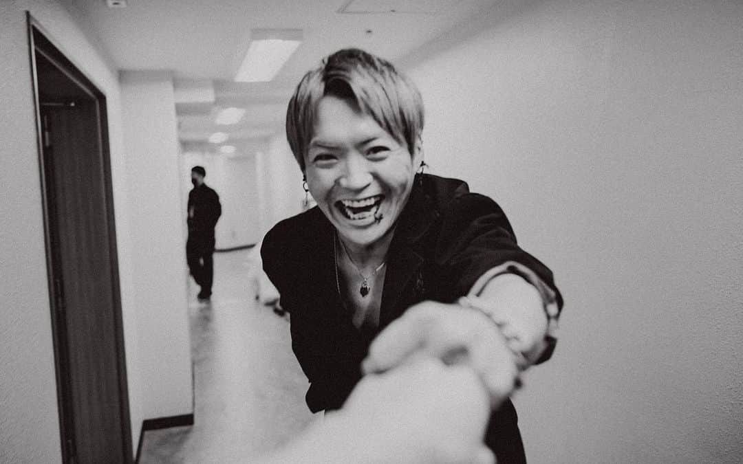 BLUE ENCOUNTさんのインスタグラム写真 - (BLUE ENCOUNTInstagram)「2023.02.11  BLUE ENCOUNT  TOUR 2022-2023  ～knockin' on the new door～  THE FINAL  @日本武道館  Photo by @yamada_mphoto」2月13日 11時58分 - blueencount_official