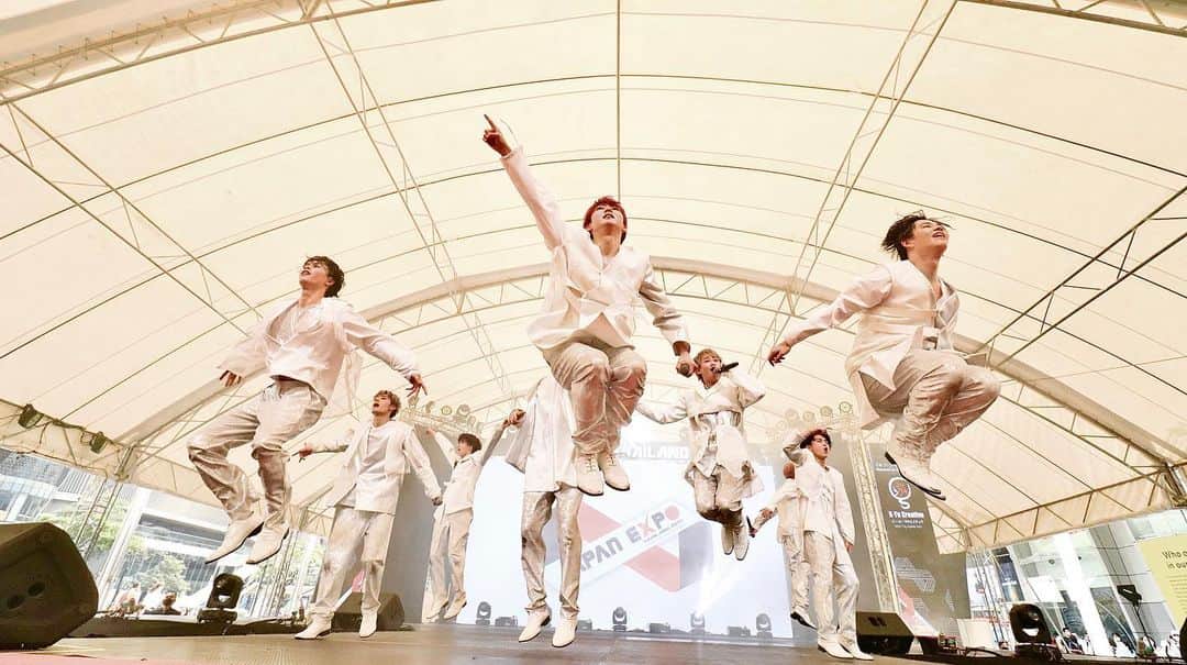 超特急のインスタグラム：「. 🇹🇭JAPAN EXPO THAILAND 2023【Day2】  屋外ステージでのパフォーマンス！ たくさんの方にご覧いただき 会場も熱気に包まれました❤️‍🔥  〔セットリスト〕 Cead Mile Failte Dance Dance Dancing! 宇宙ドライブ -MC- My Buddy BakaBakka 超えてアバンチュール Burn!  #JAPANEXPO #JAPAN_EXPO #BULLETTRAIN #超特急」
