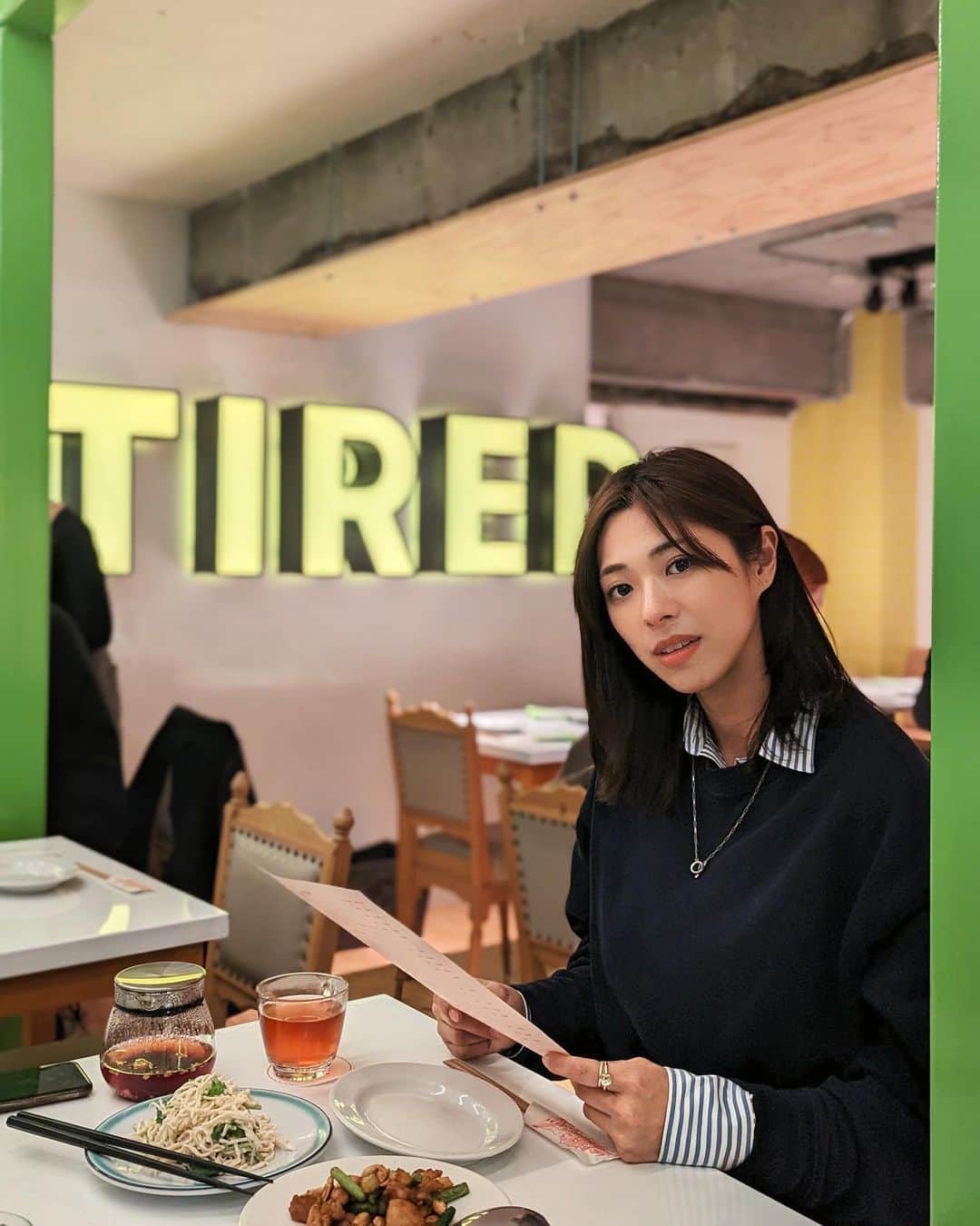 わちみなみのインスタグラム：「お話が楽しくて ごはんもおいしくて 写真を見返すと 料理が進むにつれて 笑顔になってくの…笑  キシコさんにおすすめされた 焼きそばは5皿ぐらい 食べられる🍜 鶏とカシューナッツ炒めもすき、、  次は点心たくさん食べたい笑 ありがとうございました🖤  @ki45m  @sotired_tokyo  #尾山台」
