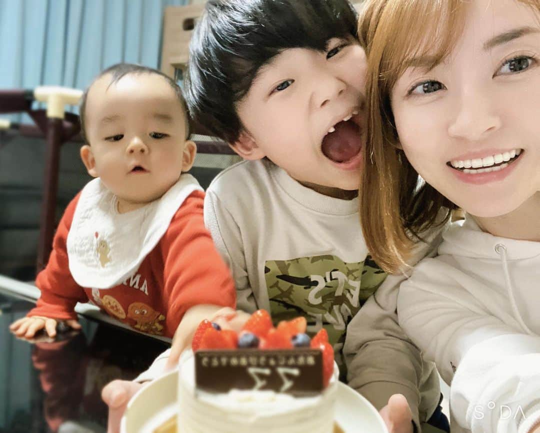 山上紗和 のインスタグラム：「昨日で3○\ﾋﾟｰ/歳になりました💁‍♀️  初めて自分の誕生日ケーキを自分で買いました(笑) こんな歳まで毎年誰かが用意してくれてたんだなぁと感慨深いものがあります🎂  自分のイメージしていたアラフォーとは全く違う現実が広がっていますが、 予想よりはるかにイケてる感じなのでこれはこれで😂 恵まれ過ぎてるね！  お店閉めて1年以上経つのに、たくさんお祝いのLINEやDMなど頂き、 びっくりしたよ👁  でも、わたしは年齢を遡る呪いにかかっているのでごめんなさい、もう歳を取りません爆笑😂  こども達が元気で居てくれるのが何よりです(先週まで熱出して全滅してましたがw)  ありがとうございます⛄️  ※この後、ネームプレート🍫は長男に奪われ、 赤子の手は生クリームまみれになりました👶🎂」