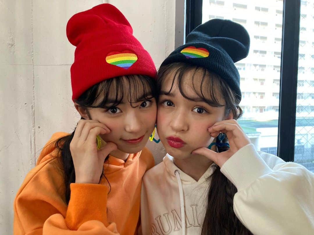 ニコ☆プチのインスタグラム：「* 『ニコ⭐︎プチ2月号』のオフショをどーぞ💗 何も打ち合わせしなくても、 カメラのシャッターを押すたび ポーズがシンクロしていたヒヨリ＆ハルハ🥰  #白水ひより #星名ハルハ #ニコプチ #プチモ」