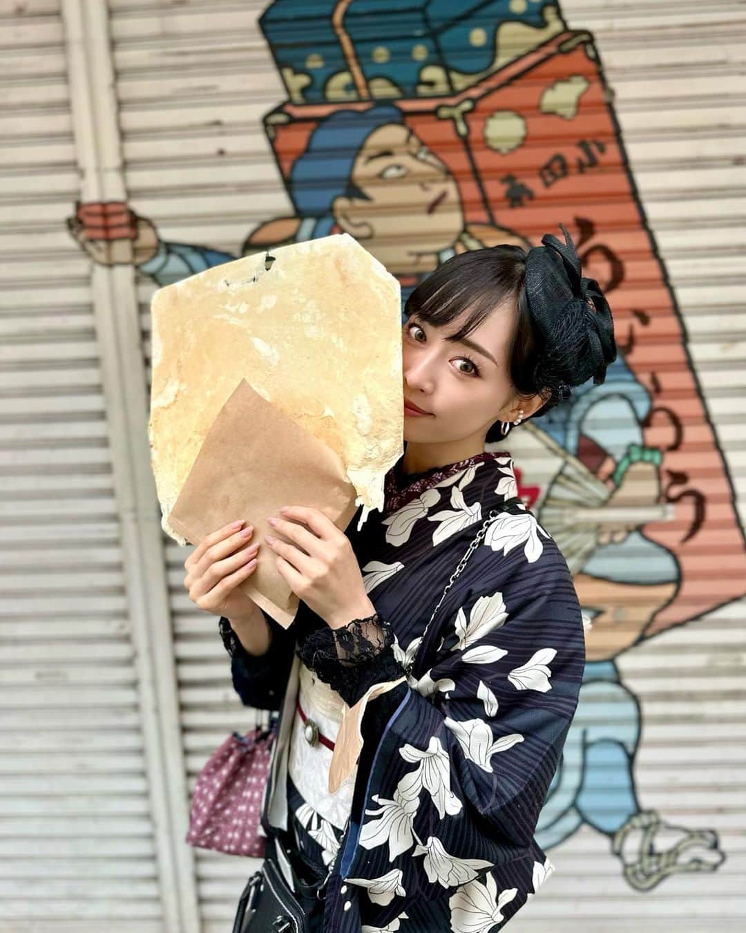のインスタグラム：「. . . . おっきいたこせん🐙🐙🐙 . キレイに折りたたんでお家で お酒の当てにしました✨ . . . #撮影モデル  #浅草 #浅草食べ歩き #浅草着物レンタル #浅草寺 #浅草着物 #梨花和服 #着物ヘア #レース着物 #チュールリボン #トータルコーディネート #たこの鳴き声 #たこせん #小顔効果 #アンティーク着物 #付け襟 #自まつ毛 #iphone14pro #カラコン #自まつ毛メイク #浅草橋グルメ #kimono #kimonostyle #japanesefood」