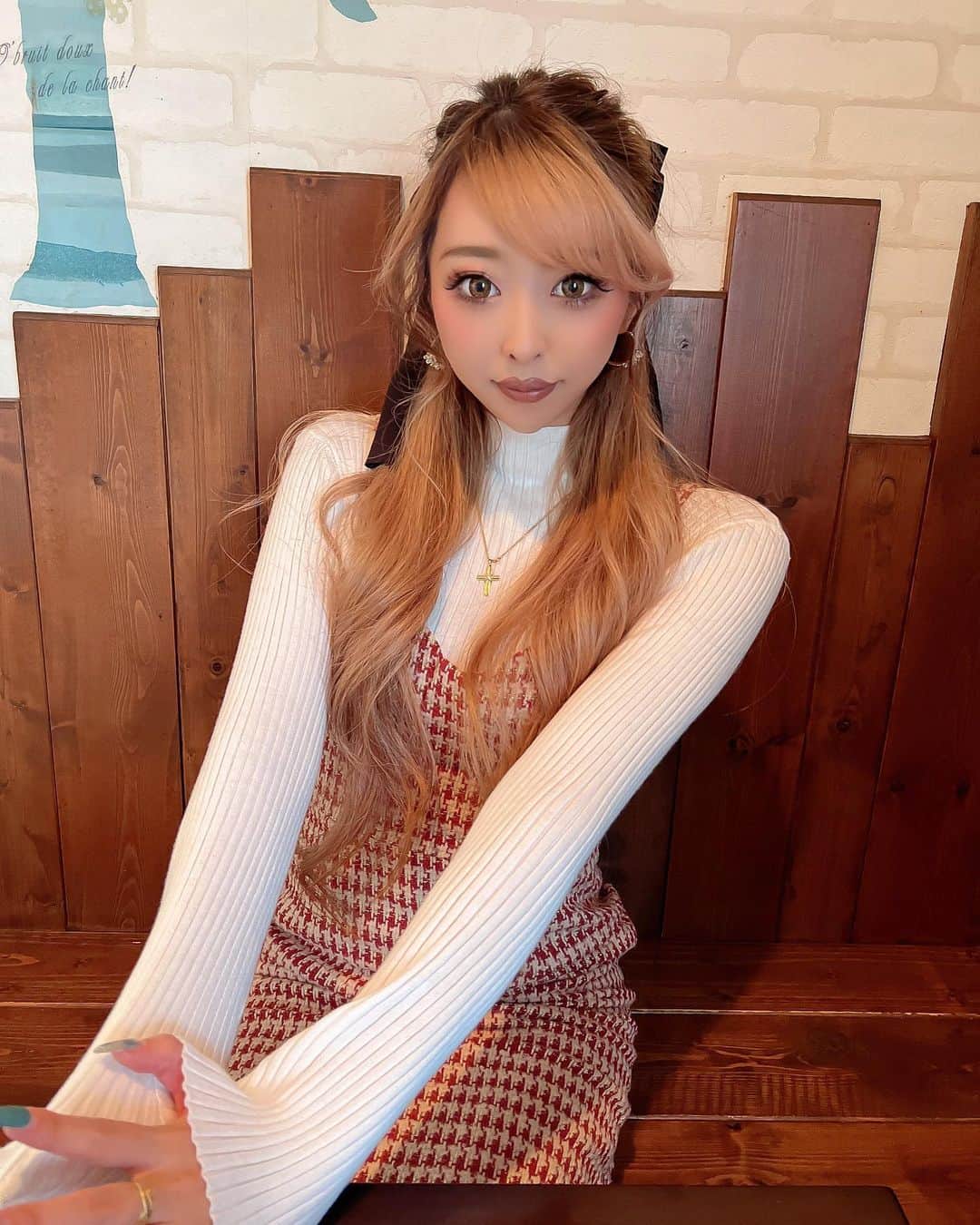 まあーか（まかたん）のインスタグラム：「. 𝕘𝕚𝕣𝕝𝕪 𝕤𝕥𝕪𝕝𝕖🎀 差が激しいなあ🐰 . #frenchgirly#girlystyle#ガーリーコーデ#ガーリーファッション#おパリ女子#shein購入品 #sheinコーデ #リボンアクセ#ヘアアクセ#ヘアアレンジ#小顔#美容#ハイフ#ホワイトニング#ハイトーンカラー」