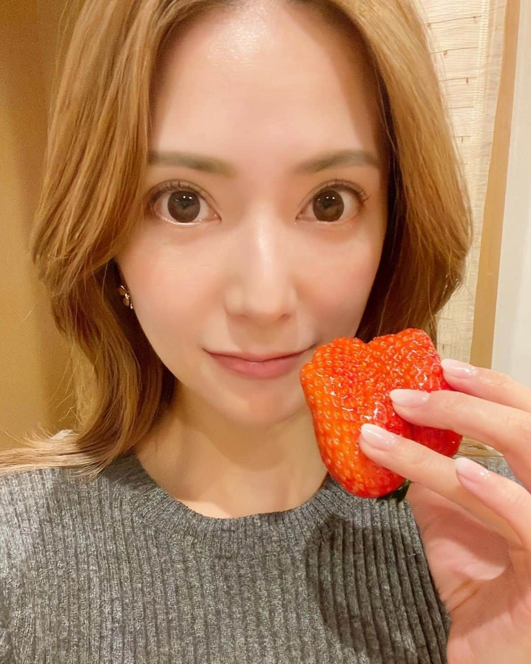 田母神智子のインスタグラム：「日帰りでずっと楽しみにしてた浜松の勢麟へ🚅季節によってお料理が変わって、今の季節は河豚。時期によって天ぷらのコースや鰻のコースになるらしく、全部行ってみたいと思った😃系列の焼き鳥屋さんも気になる‼️また行けるといいなぁ😌💖 @seirin.2018  #浜松グルメ」