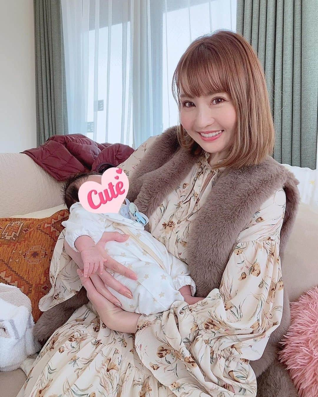 辰巳ゆいさんのインスタグラム写真 - (辰巳ゆいInstagram)「この前、みぃななのベビたん👶に会いに行ってきました💕  めちゃんこ可愛かったー😍  みんなに抱っこされても、ぐっすり寝てました♡  可愛すぎたーー💕  みぃなな、出産お疲れ様でした！ お母さん1年目楽しんでねっ❤️  また、会いに行くー🥰」2月13日 12時57分 - yuitatsumi