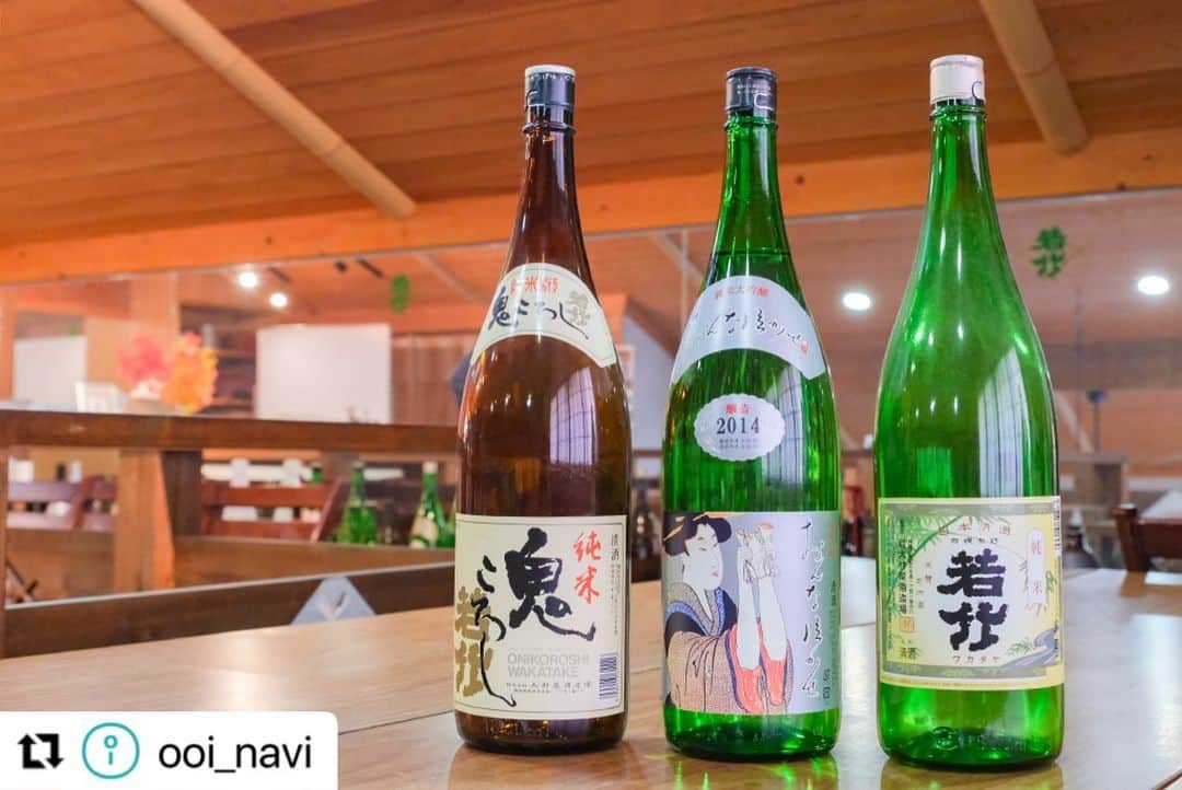 島田市のインスタグラム：「#Repost @ooi_navi with @use.repost ・・・ 【島田市に唯一残る老舗酒蔵「大村屋酒造場」。食中酒を目指したこだわりの酒造りと地元への想い】  島田市に残る唯一の酒蔵「大村屋酒造場」🍶  大村屋酒造場で酒造りに使用する静岡酵母は、バナナ🍌やメロン🍈のような、フルーティーで穏やかな香りが特徴的🌟  “静岡の食に寄り添う日本酒”を目指して日々酒造りにまい進💪  そんな島田の地での酒造りに込める想いについて、蔵人(くらびと)をはじめとする社員の皆さんと、7代目の松永孝廣社長インタビューしました😊  ＼＼詳細はストーリーズ（または「観光特集」ハイライト）のリンクから♪／／  #静岡県島田市 #大村屋酒造場 #酒蔵 #日本酒 #大井川 #地酒 #静岡酵母 #清酒 #立春朝搾り #蔵人 #くらびと #長い木の橋』 #純米大吟醸」