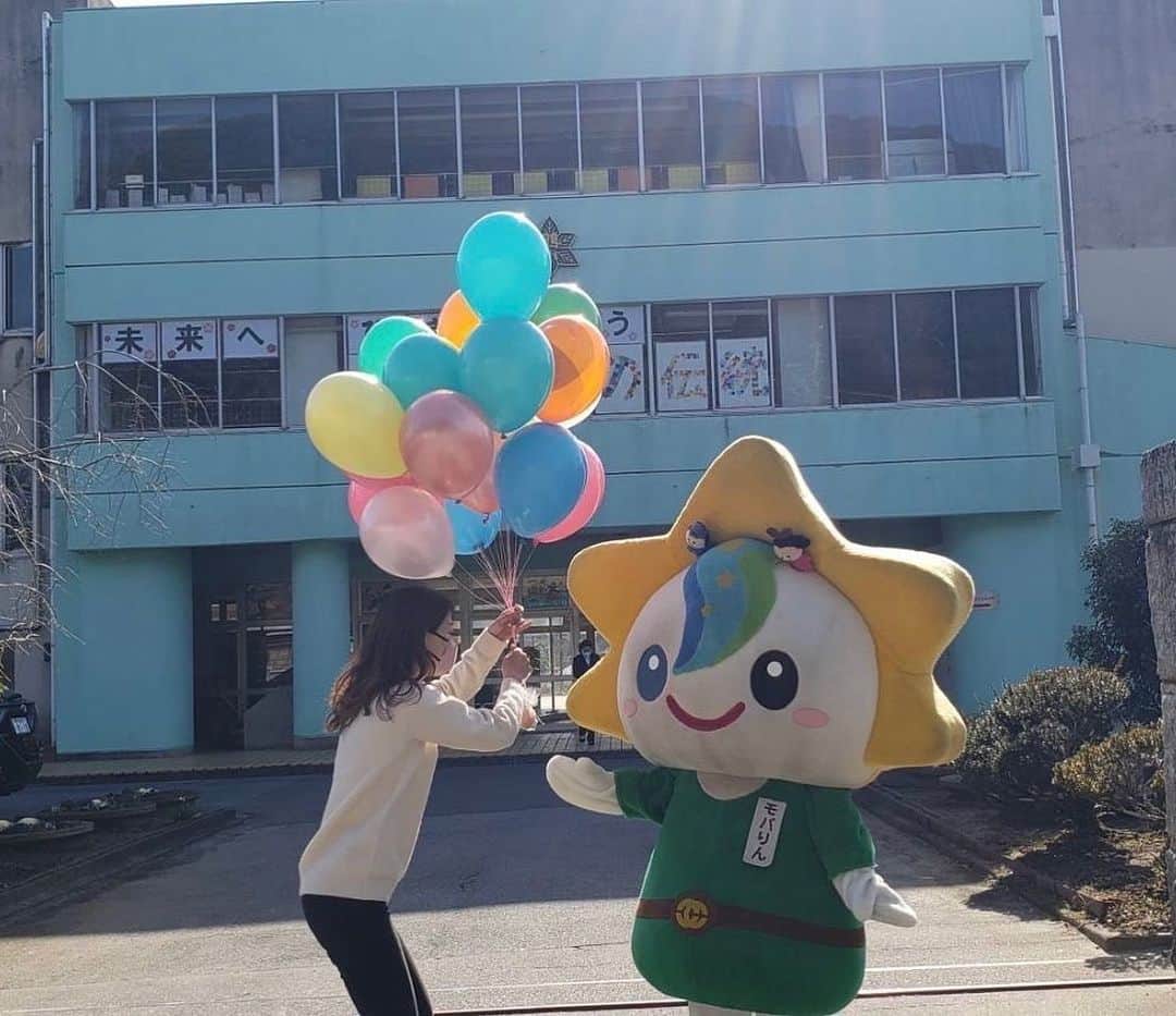 のインスタグラム：「母校の150周年記念にバルーンを届けてきたよ🥰バルーンリリースの瞬間は大人も子供も一つになって空を見上げて歓声をあげていました♡本当大好きな瞬間❤️ PTAの方達とご一緒させて頂き作ったのも楽しかったな♡ 茂原市の歴史が深くなってくとともに、、自分の歴史もどんどん深くなってる！！！ #バルーンリリース 土にかえるバルーンと紐を飛ばしてるよ♡ #記念日　#観光大使　#バルーン　#風船　#🎈  この時期、茂原でいちご狩りはいかが？🍓  @yukarin.andballoon  風船🎈時間ありがと  _____________________  @joint_space @lialapg #lialapg #pr #今日の服　#ビジュー」