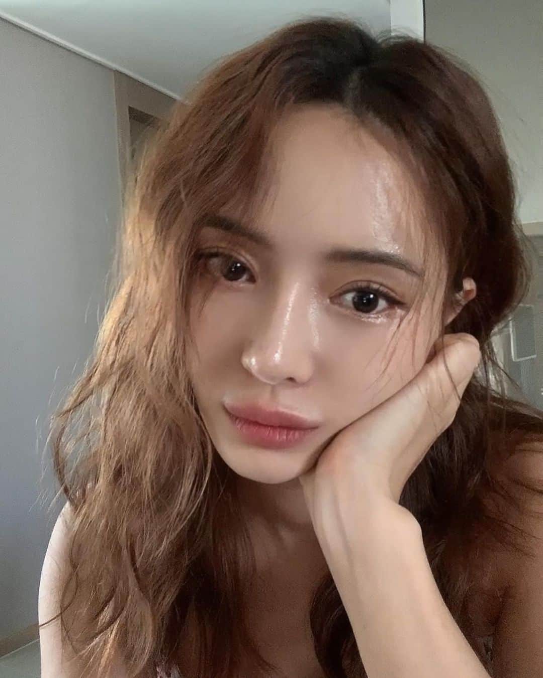 キム・ボラムのインスタグラム：「맛점 하셨나요♥️  릴리베스 쿠션+립스틱 💄 오픈했습니다:)  얇게 발리는데 커버력까지 우수하고  피부톤을 무너짐없이 오랫동안 화사하게 유지시켜줘서 사실 수정 화장을 많이 하지 않아도 되는 그런 쿠션이에요 ♥️ 데일리 컬러만 모아둔 립스틱도 같이 진행되니 놓치지마시라요 😘 링크는 프로필에 있습니다 🫰🏿」