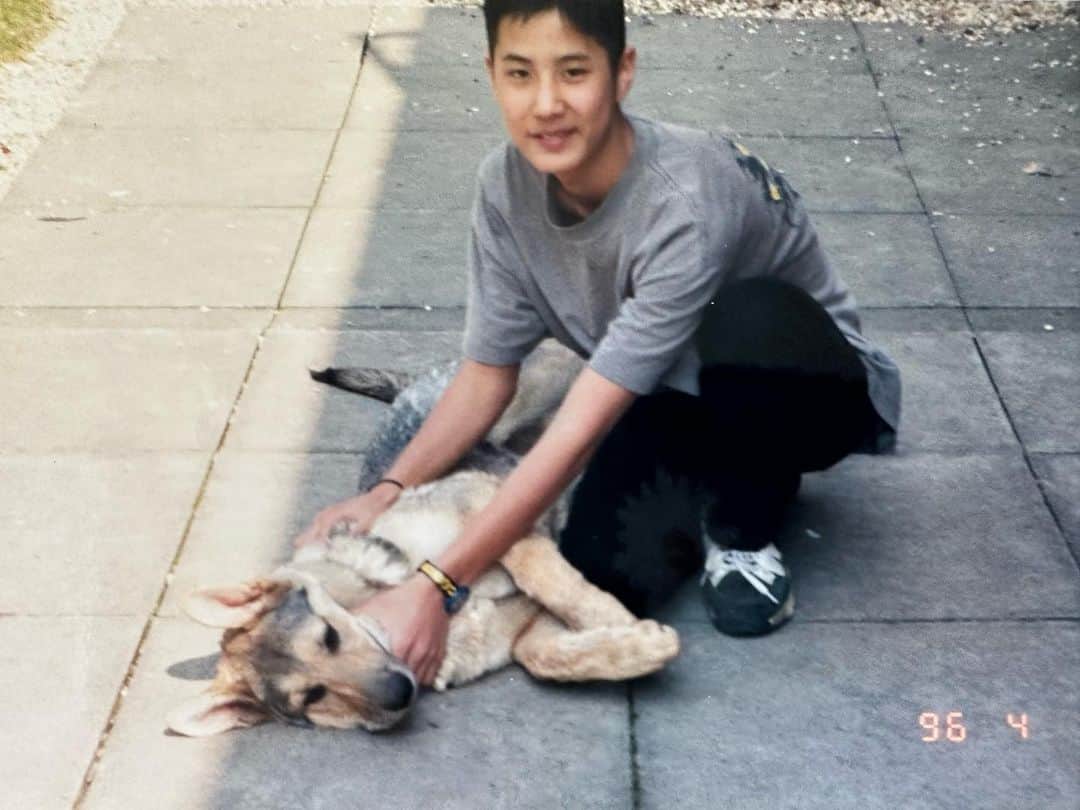 キム・ジソクのインスタグラム：「15세-18세. 중2병을 쎄게 앓았나 표정변화 무엇🤔」