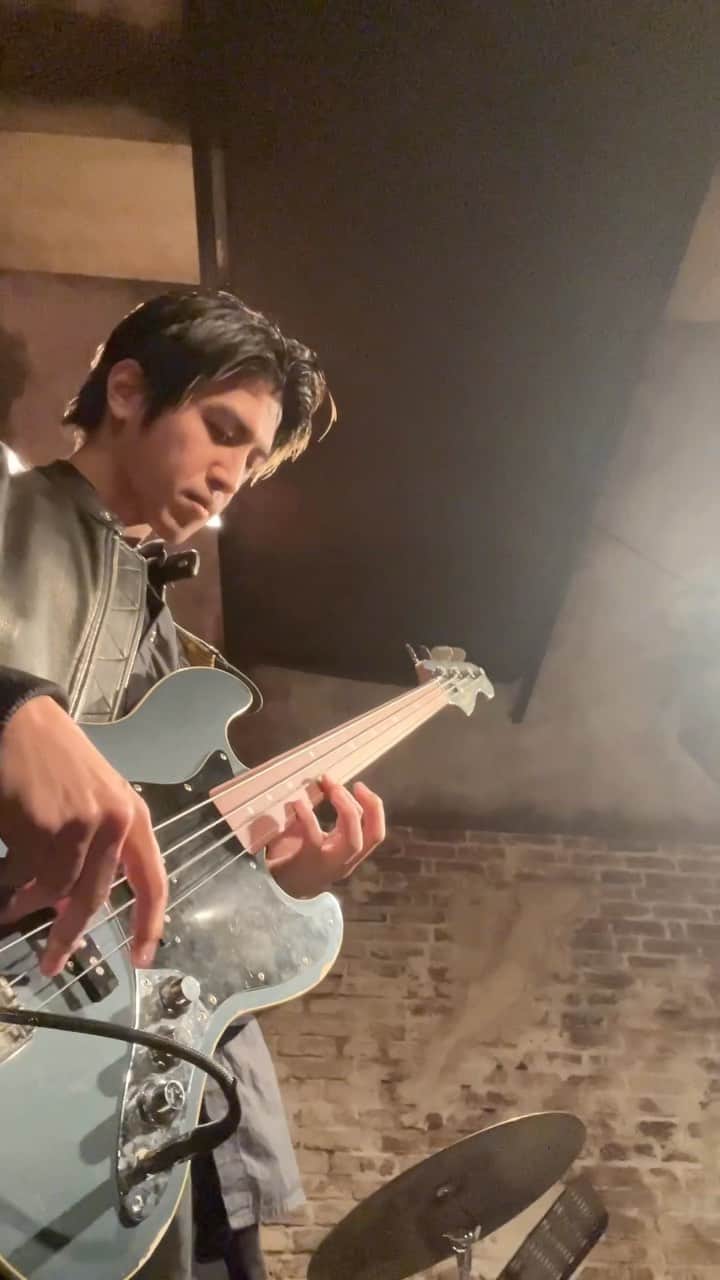 のインスタグラム：「Meanwhile...Scale exercise on Fletress😌 Looks like fingering practice but it's more important to train and use your own EAR, vibration of air comes to ear then next vibration will come out thru your finger board. #bass #practice #scale #bassist #bassplayer #musicianlife #fender #jazzbass #pjbass #melodicminor #fretlessbass #ベース #練習  【ベース】隙間時間にサウンドチェックと、スケールの練習の様子。 指を使っているようで、耳を使う😌 弾いてる内容はランダムです。」