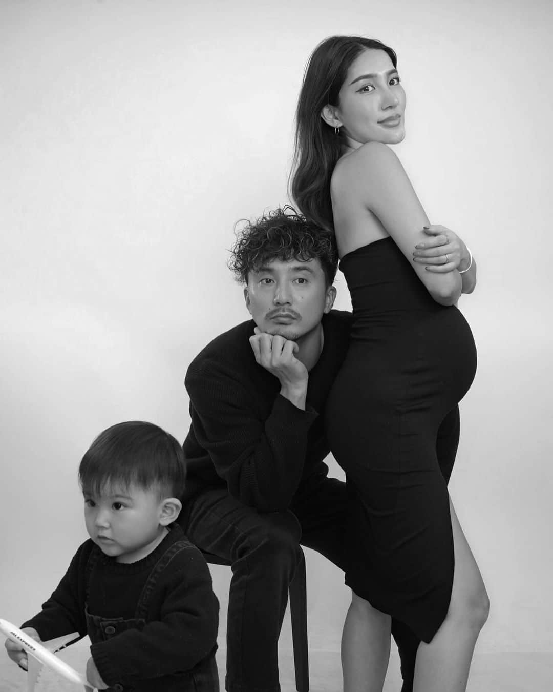 HARUEのインスタグラム：「Three of us 🖤  家族３人で過ごす時間もあとわずか🫶🏼  #35weekspregnant」
