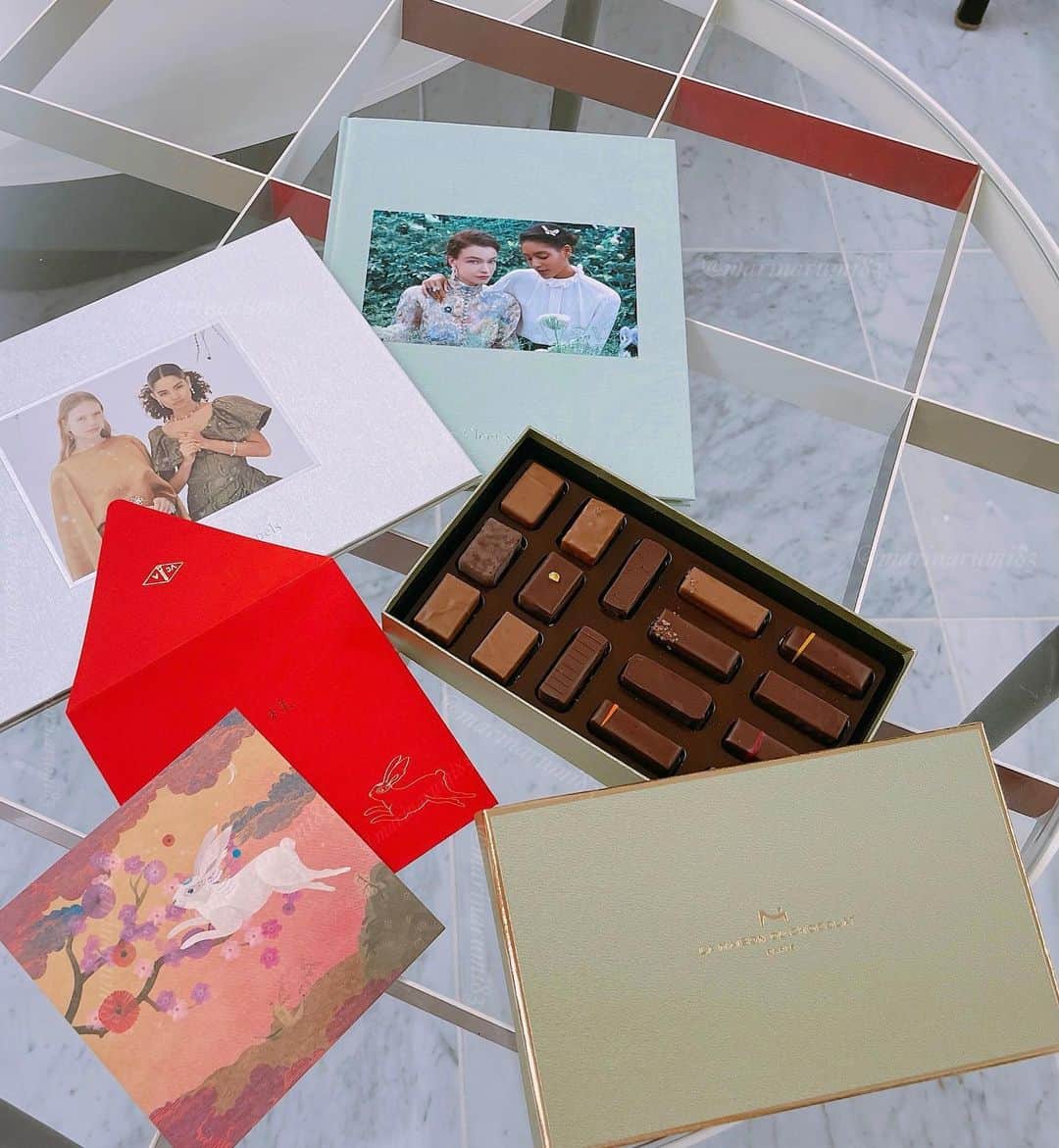 のインスタグラム：「VCAからお家にバレンタインギフトが届いた🎁  🍀色のオリジナルチョコ🍫  卯年のメッセージカードかわいい🥰  本当に美味しい味のチョコレート✨ 甘いものは癒される🤍  🍫　　@lamaisonduchocolat_jp   #vca #lamaisonduchocolat #vcagift #originalchocolate #メゾンデュショコラ　#ラメゾンデュショコラ　#バレンタインギフト　#2023バレンタイン #卯年」