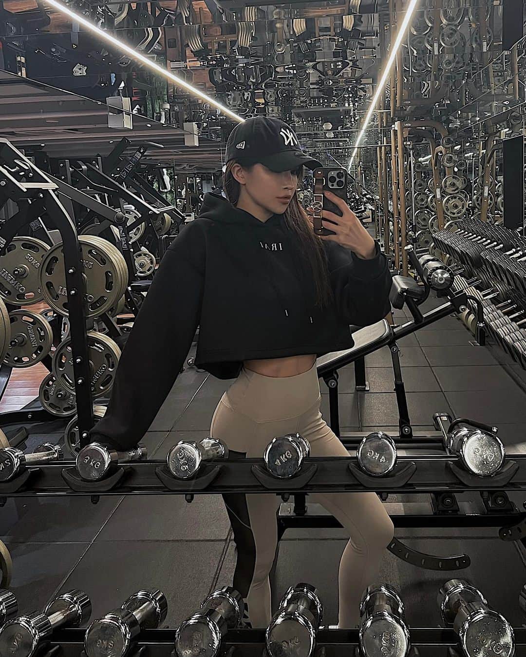 小原優花のインスタグラム：「減量中なので毎日仕事とトレーニングの日々！🔥 もっと頑張らないと🙆‍♀️  まだ発売前ですがIRALの新作セットアップのトップス♡ 素材と丈感めっちゃ好き🫶🏻✨ @iral_official   GYM @rexer_minamiaoyama」